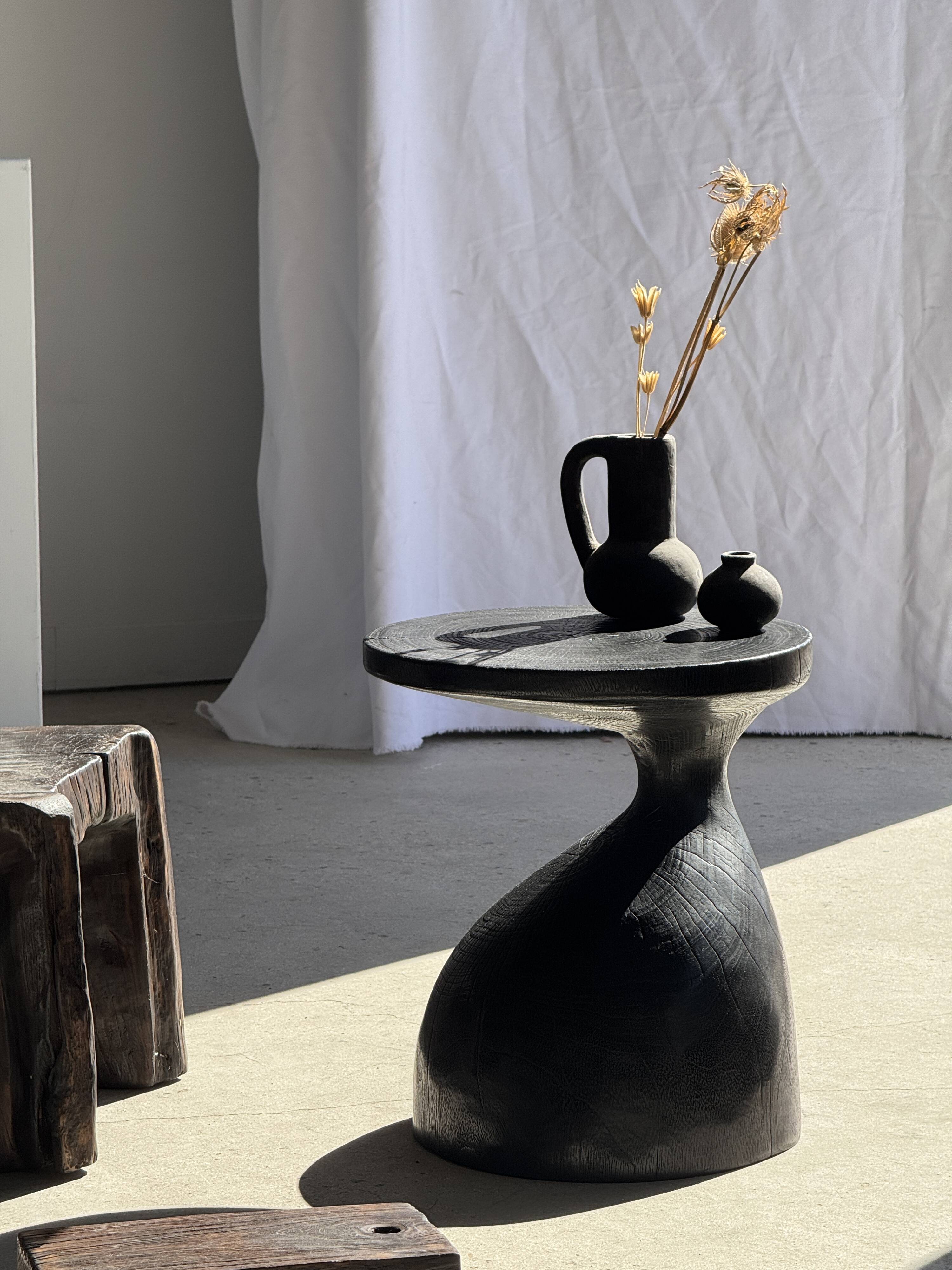 Sexy Neck - Solid wood side table (monoxyle) in organic shape colour