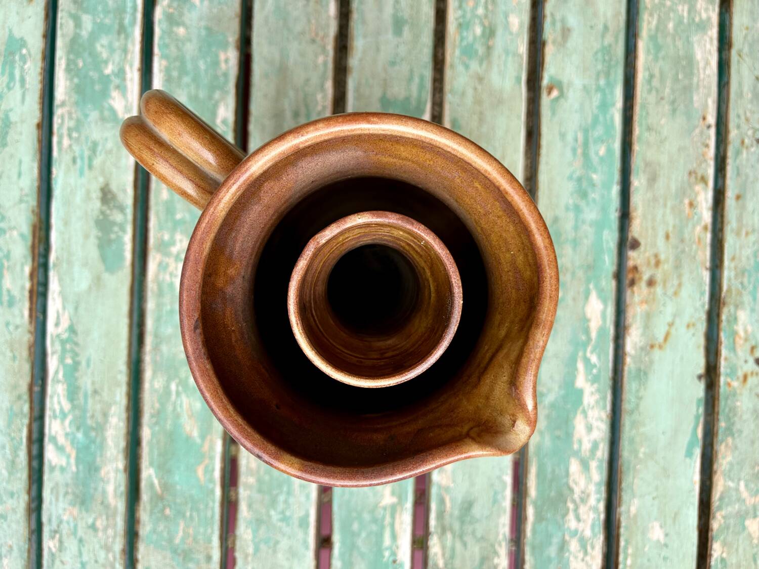 Refreshing ceramic carafe
