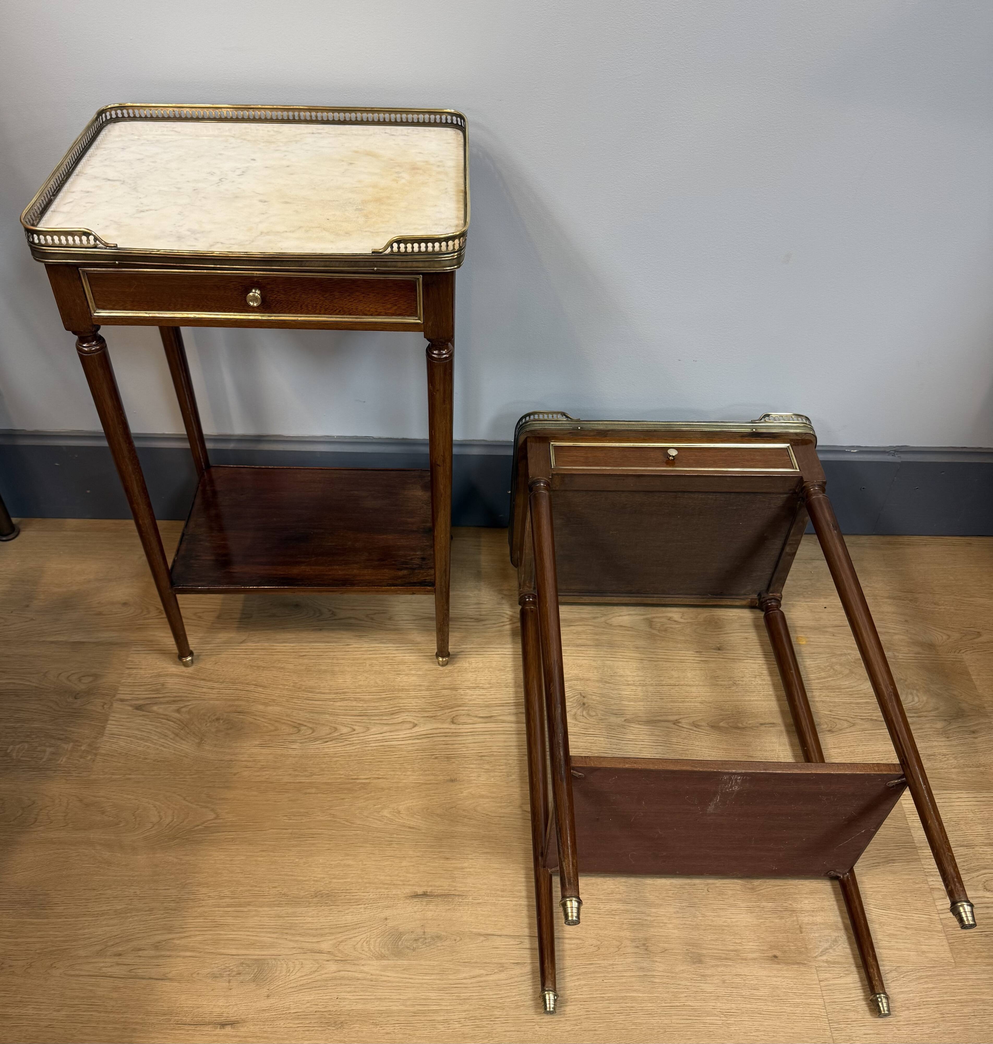 Paire de chevets style Louis XVI en acajou