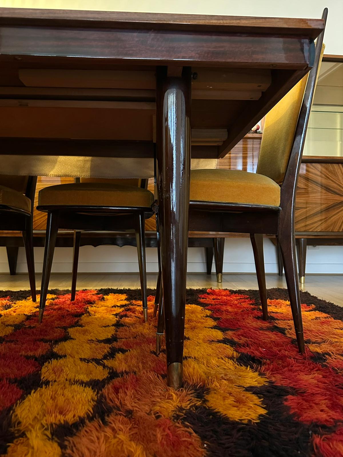 Table en bois marqueté + 6 chaises velour et bois