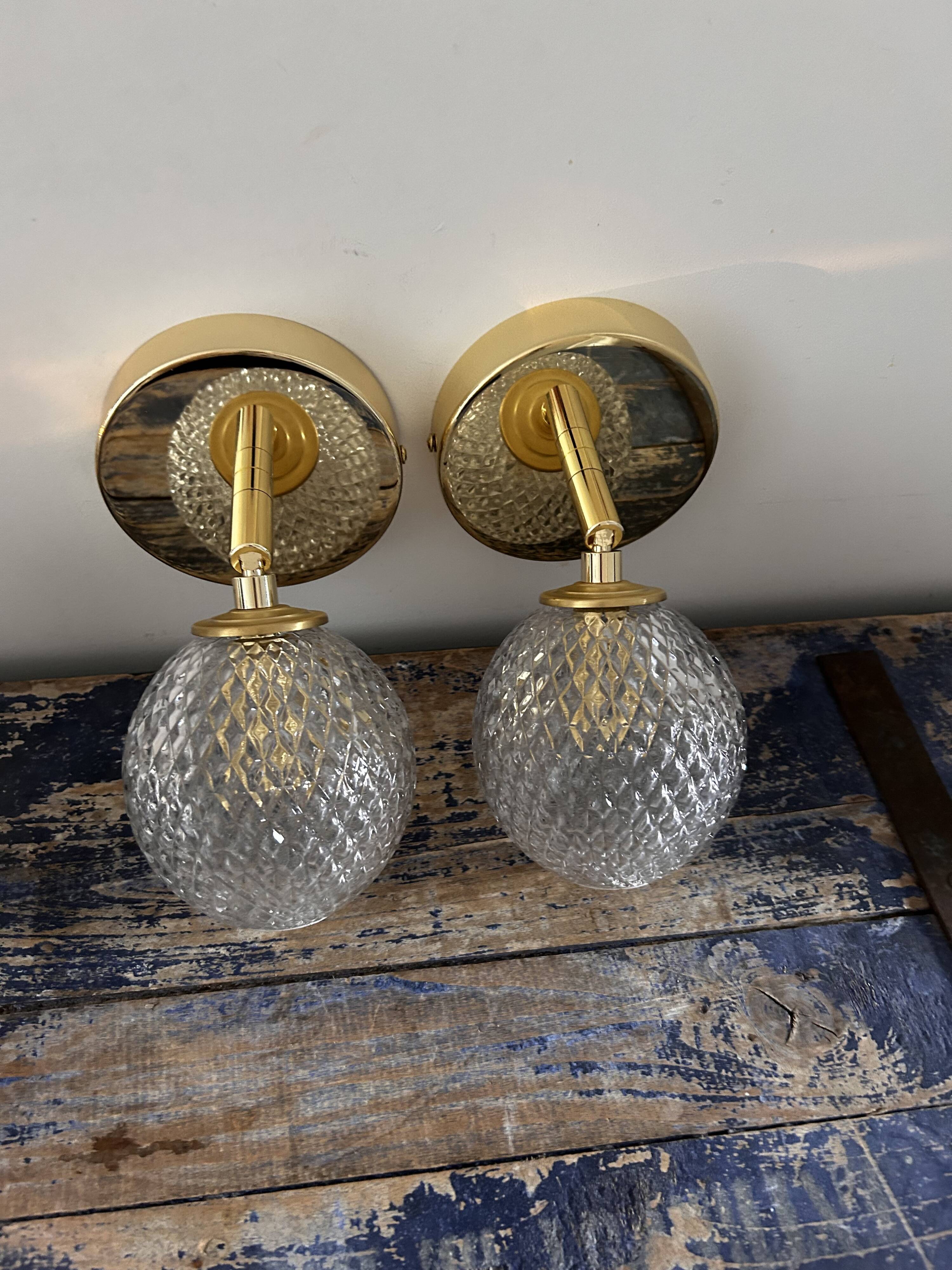 Paire d’appliques murales en verre ciselé