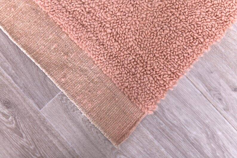 Handmade Berber rug with pink patterns, size 1.5/2.5 m.