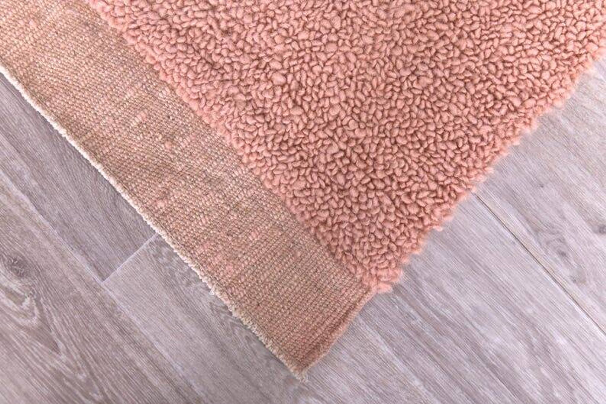 Handmade Berber rug with pink patterns, size 1.5/2.5 m.