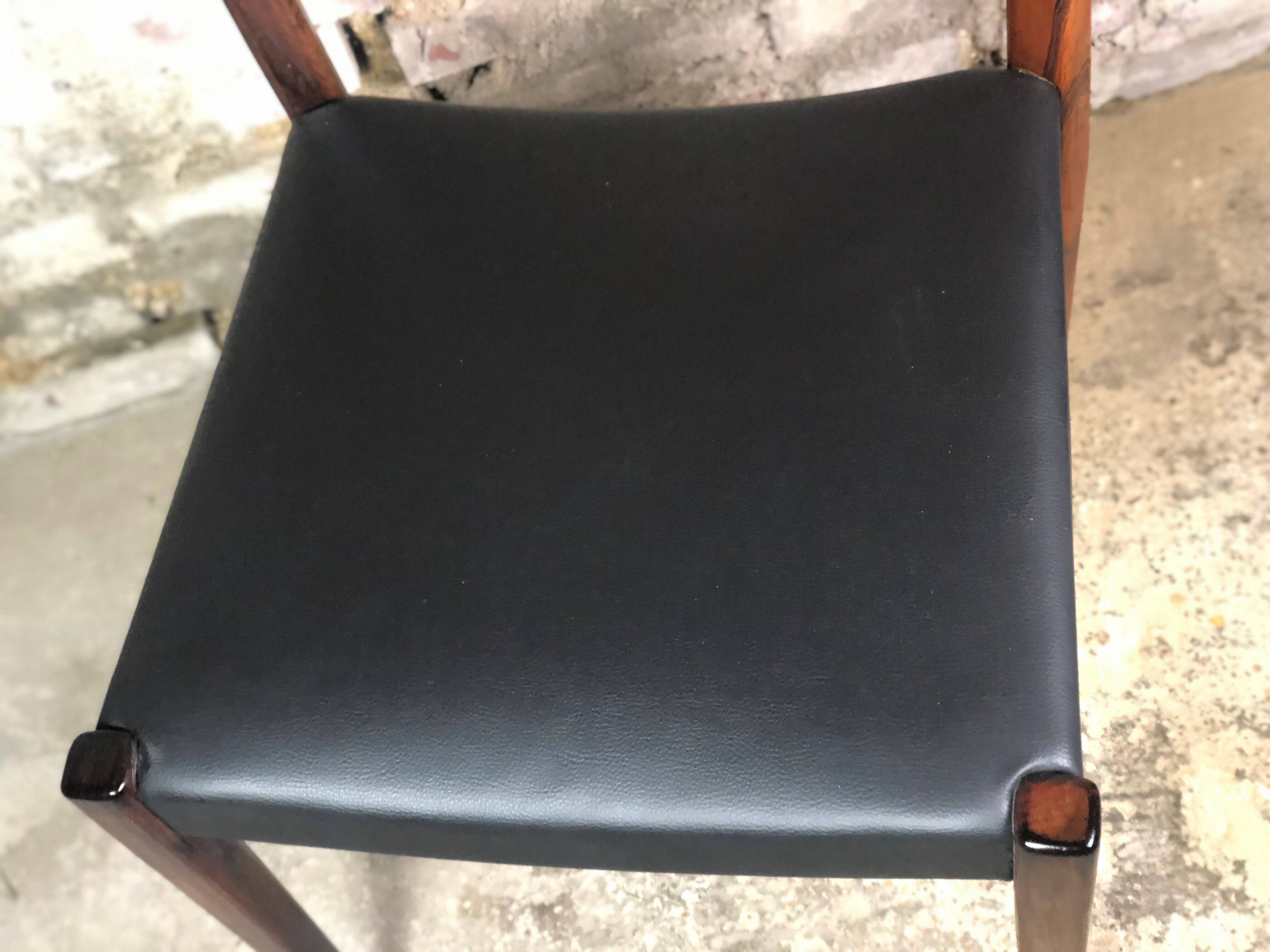 Chairs in rosewood and Scandinavian black imitation Arne Hovmand Olsen