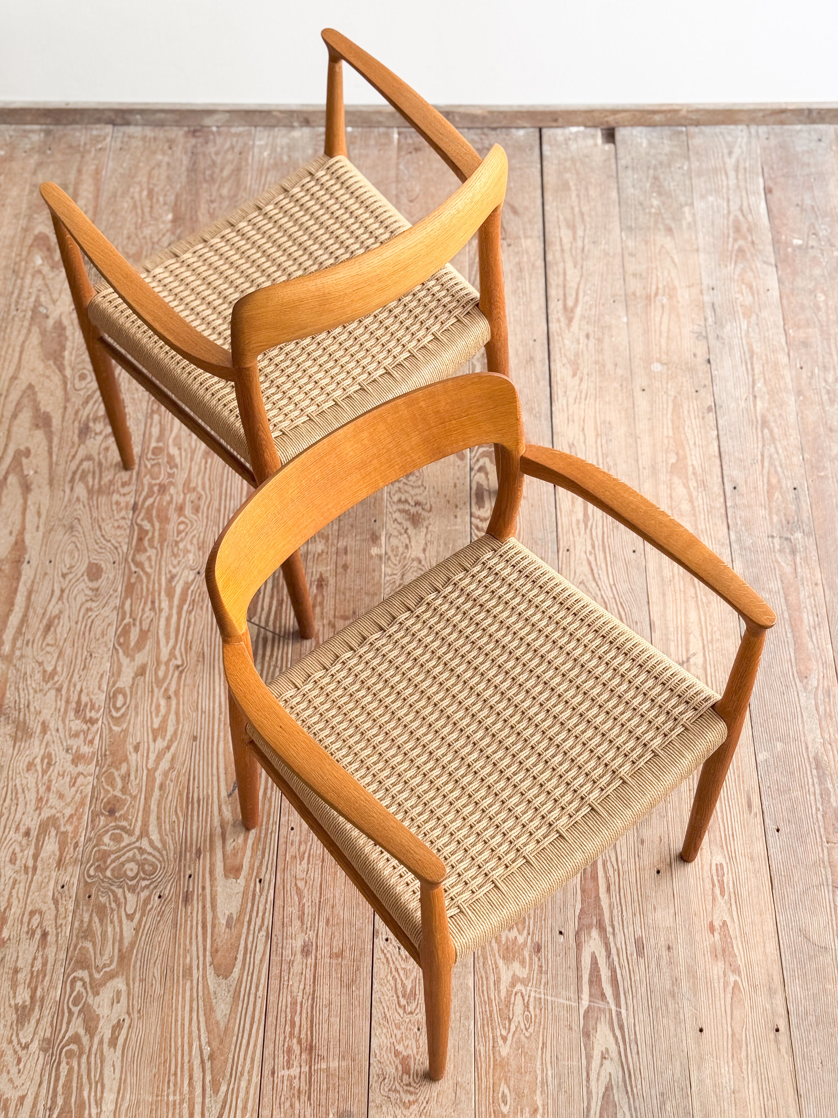 Paire de chaises de salle à manger modèle 56 par Niels O. Møller en chêne