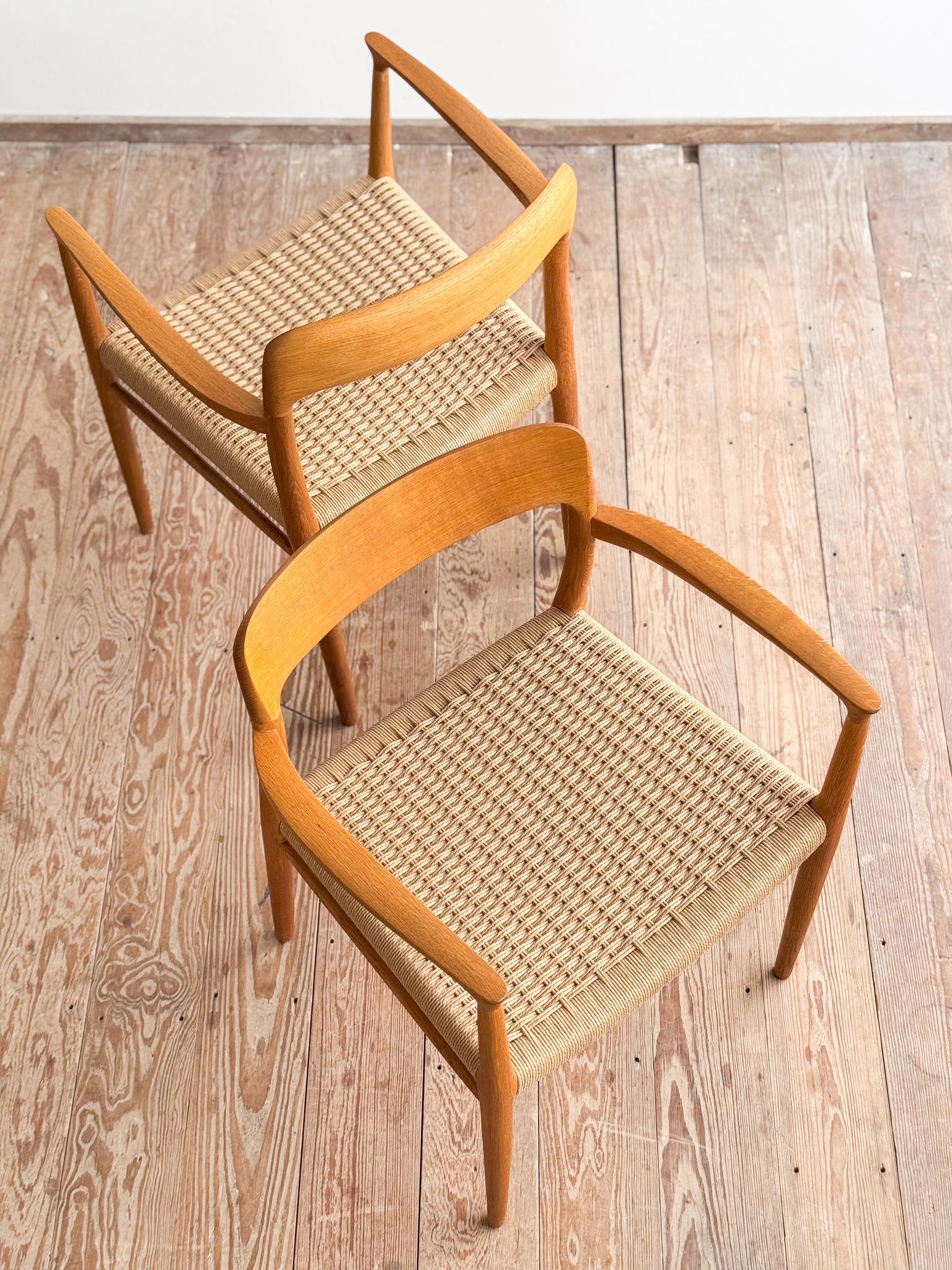 Paire de chaises de salle à manger modèle 56 par Niels O. Møller en chêne