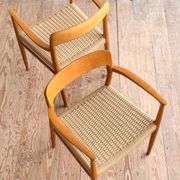 Paire de chaises de salle à manger modèle 56 par Niels O. Møller en chêne