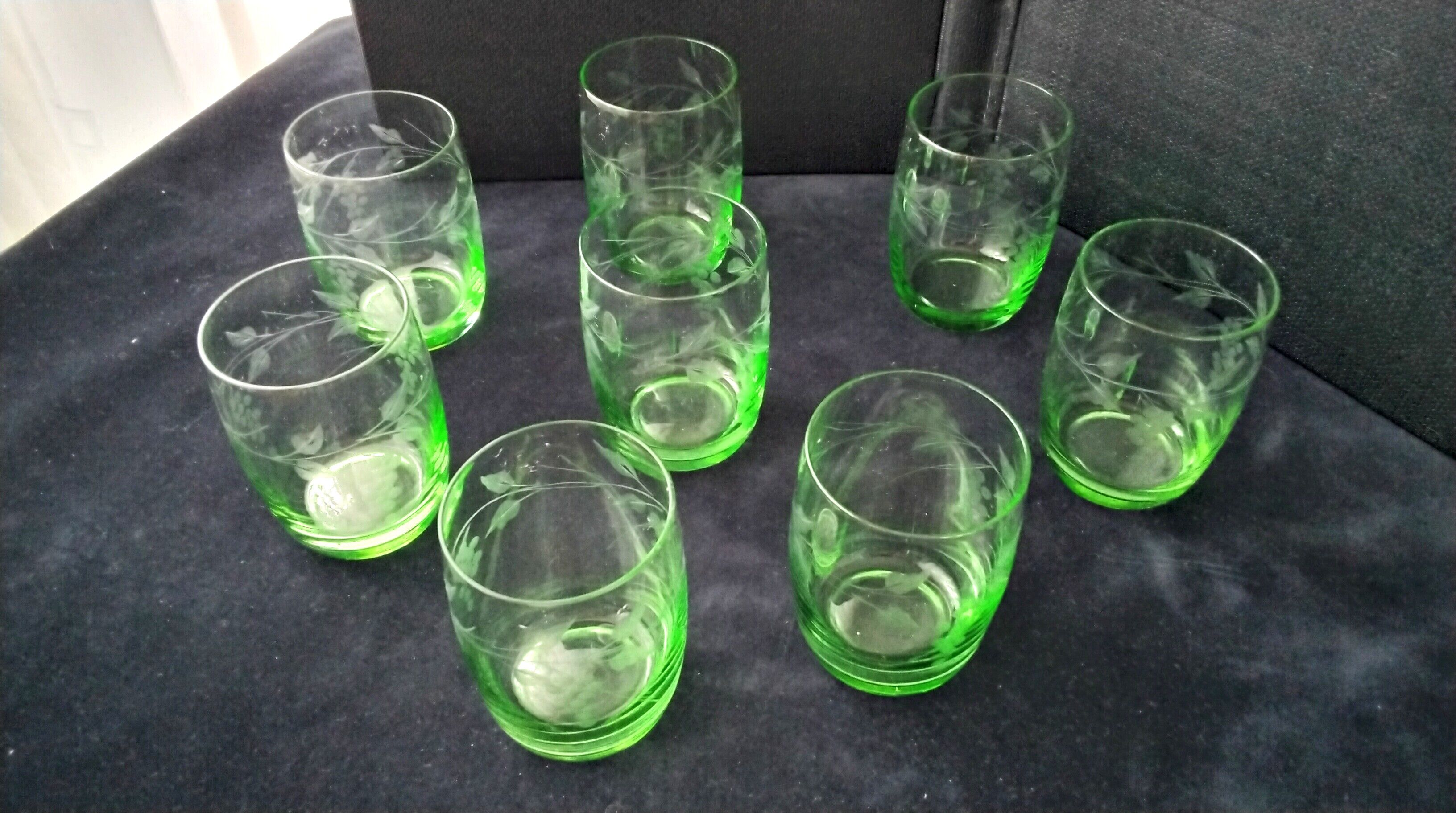 8 Verres à eau forme gobelet en verre vert  Décor gravé