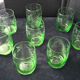 8 Verres à eau forme gobelet en verre vert  Décor gravé