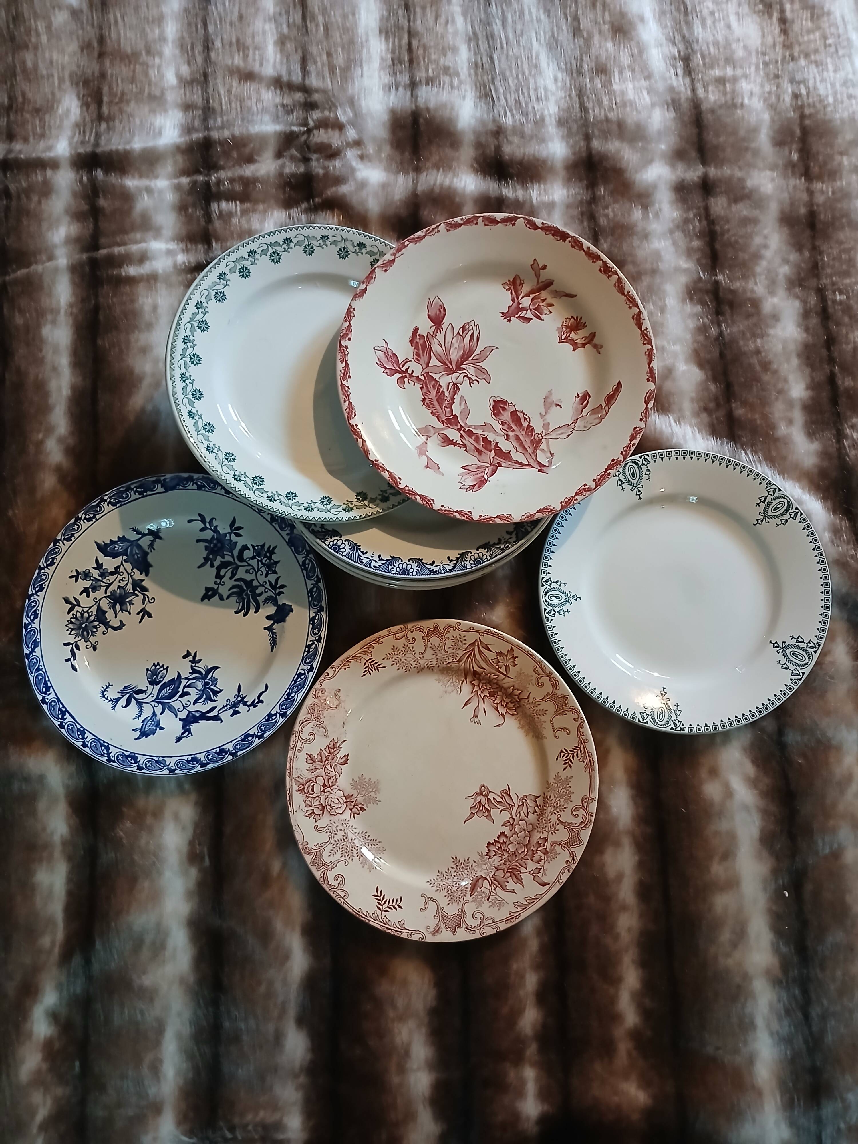 10 assiettes plates anciennes en Terre de fer