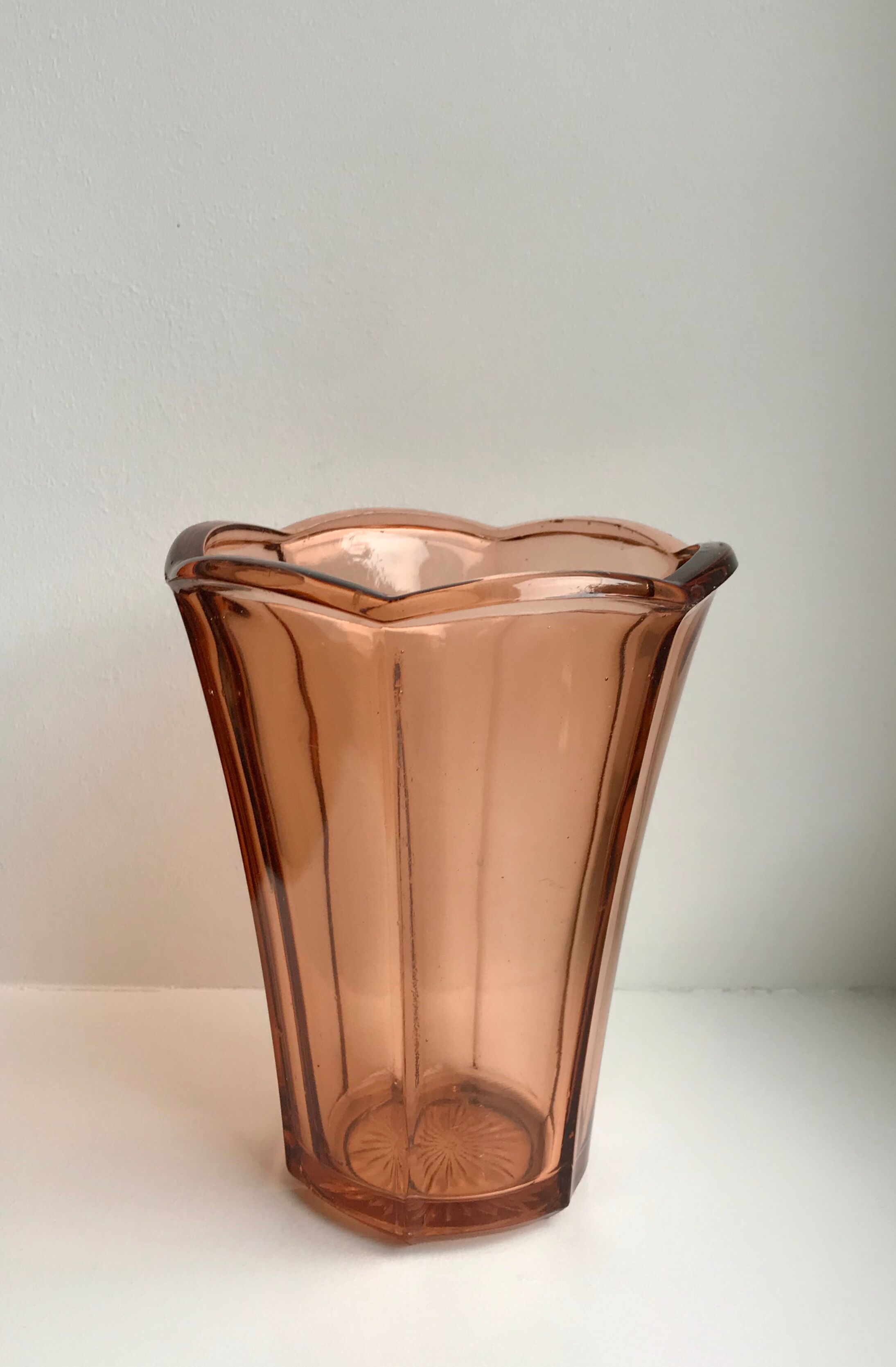 Vase en verre coloré rose années 50-60