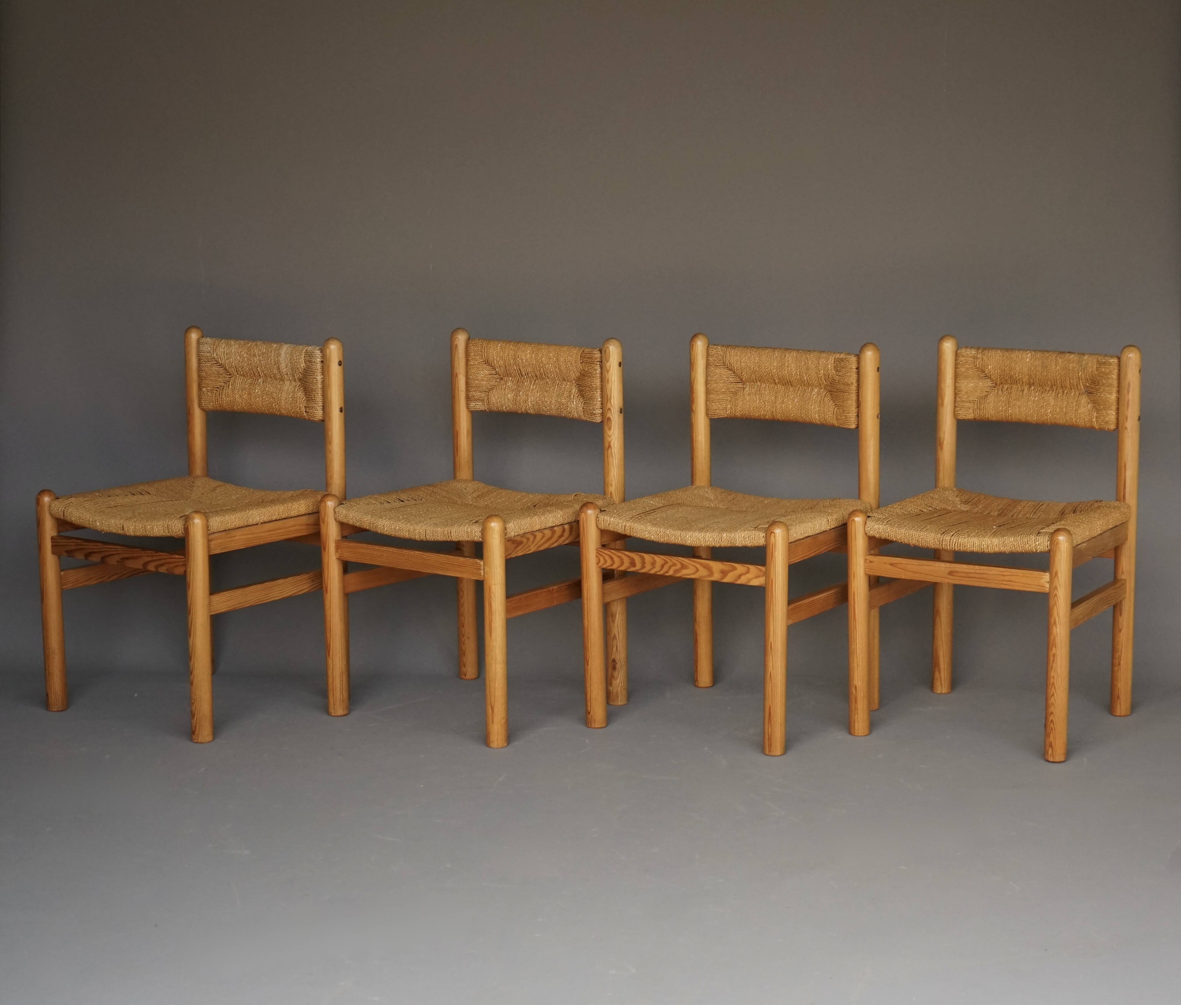 4 chaises de salle à manger en pin et jonc de mer dans le goût de Charlotte Perriand, années 1960