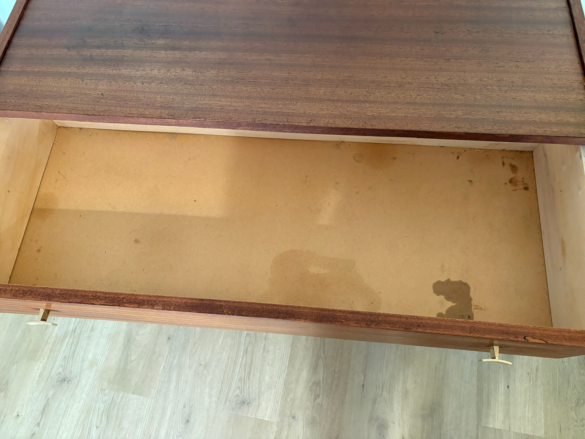 Commode en teck poignées dorées