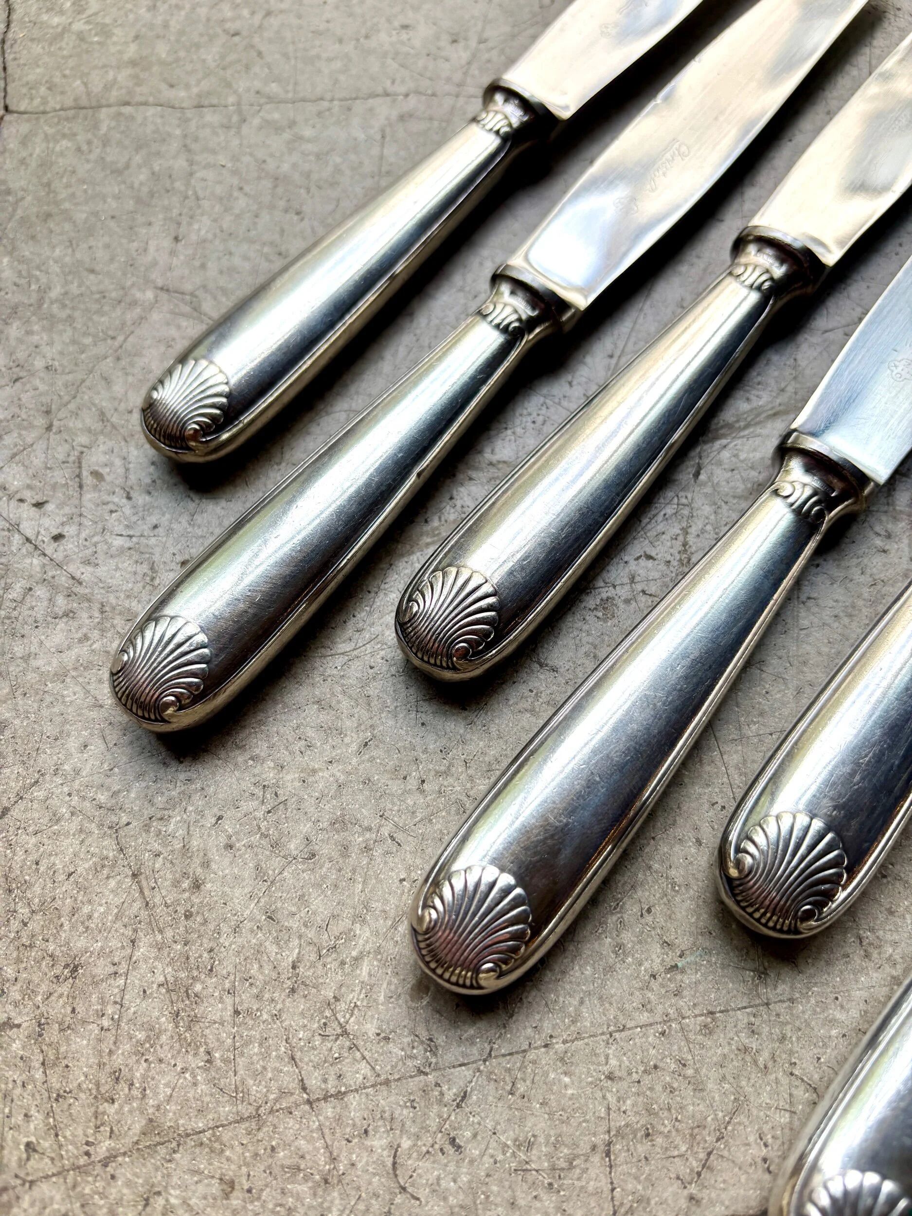 6 Christofle knives in silver-plated metal, shell design.