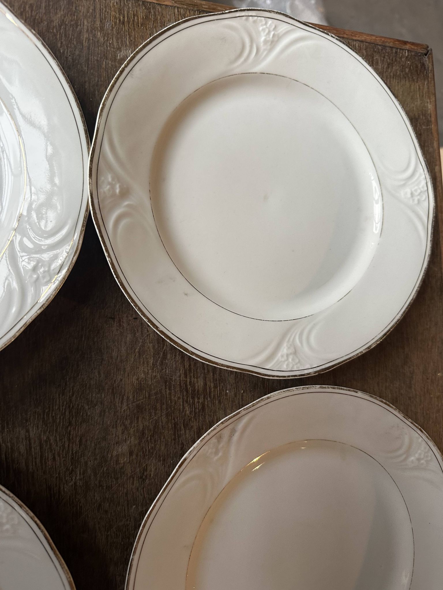 6 porcelain plates Art Nouveau period White and gold border - Diameter 23 cm