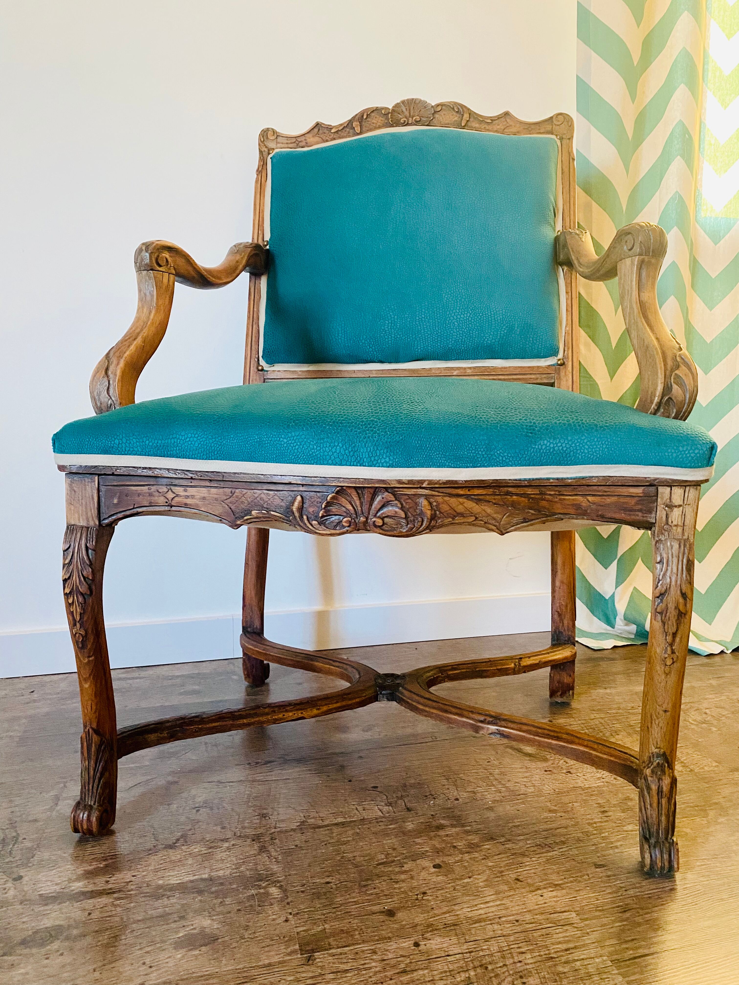 Fauteuil régence retapissé velours vert émeraude
