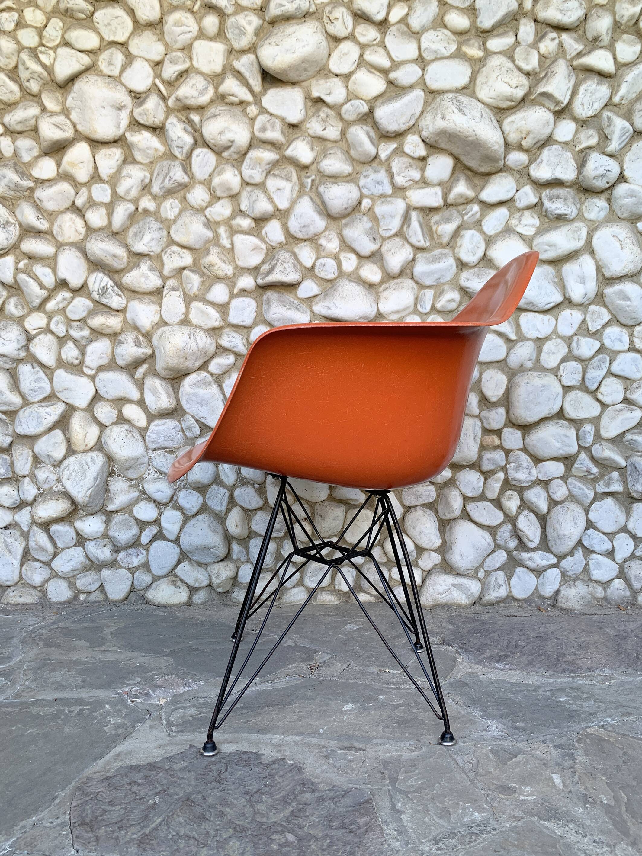 Fauteuil Eames DAR orange, base Eiffel originale, Herman Miller, 1960