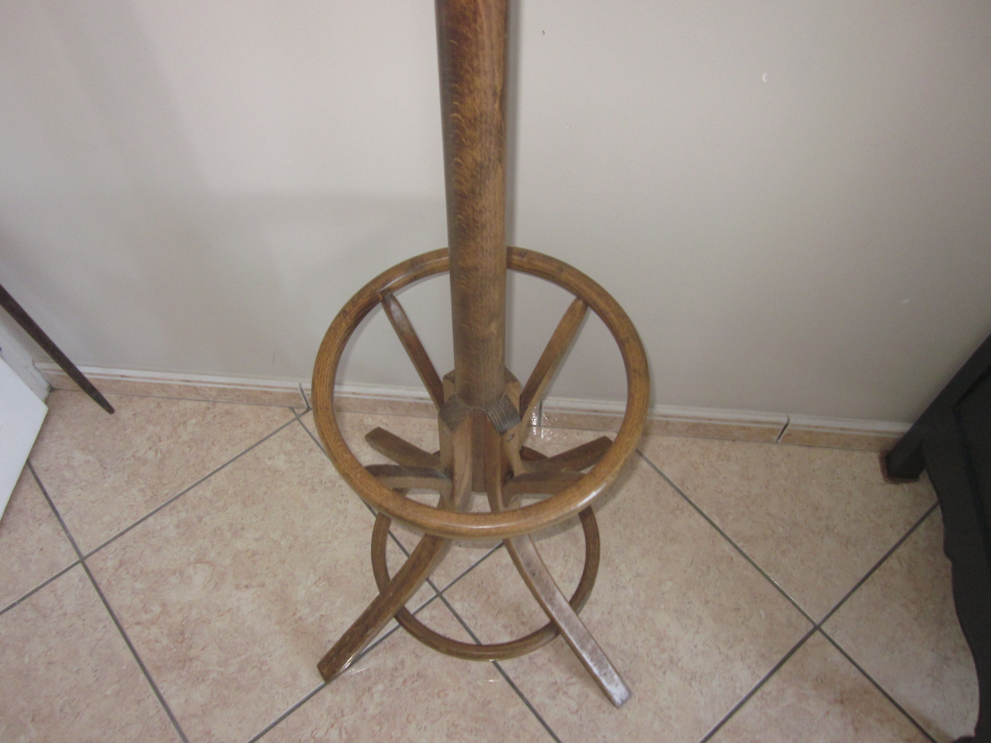 Baumann parrot coat rack