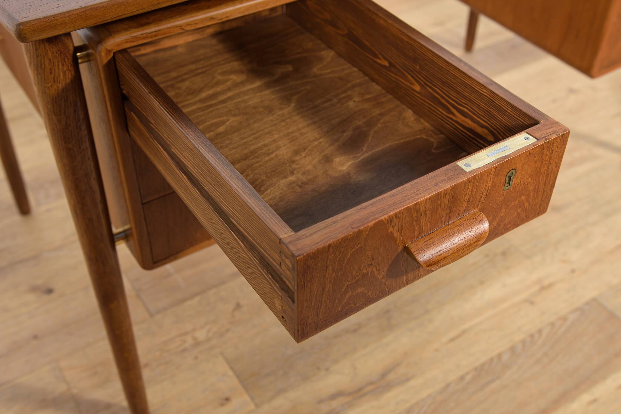 Bureau en teck autoportant de style moderne du milieu du XXe siècle, Danemark, années 1960