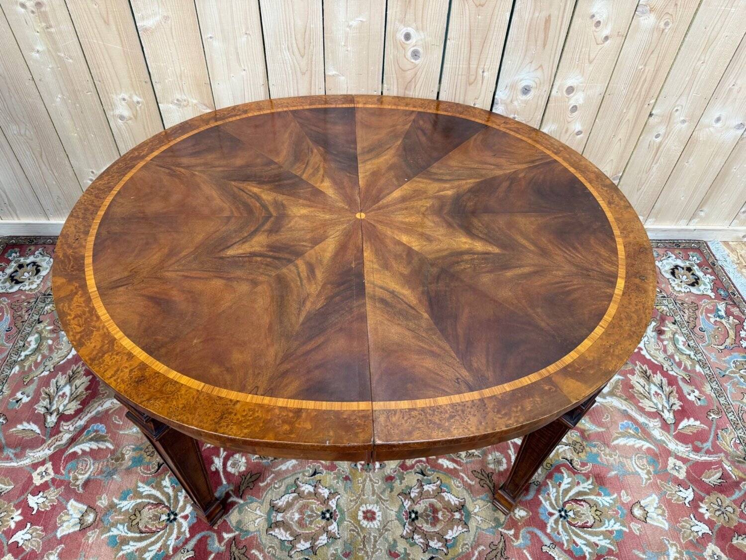 Extendable oval table in Louis XVI style – Walnut and Burl Marquetry