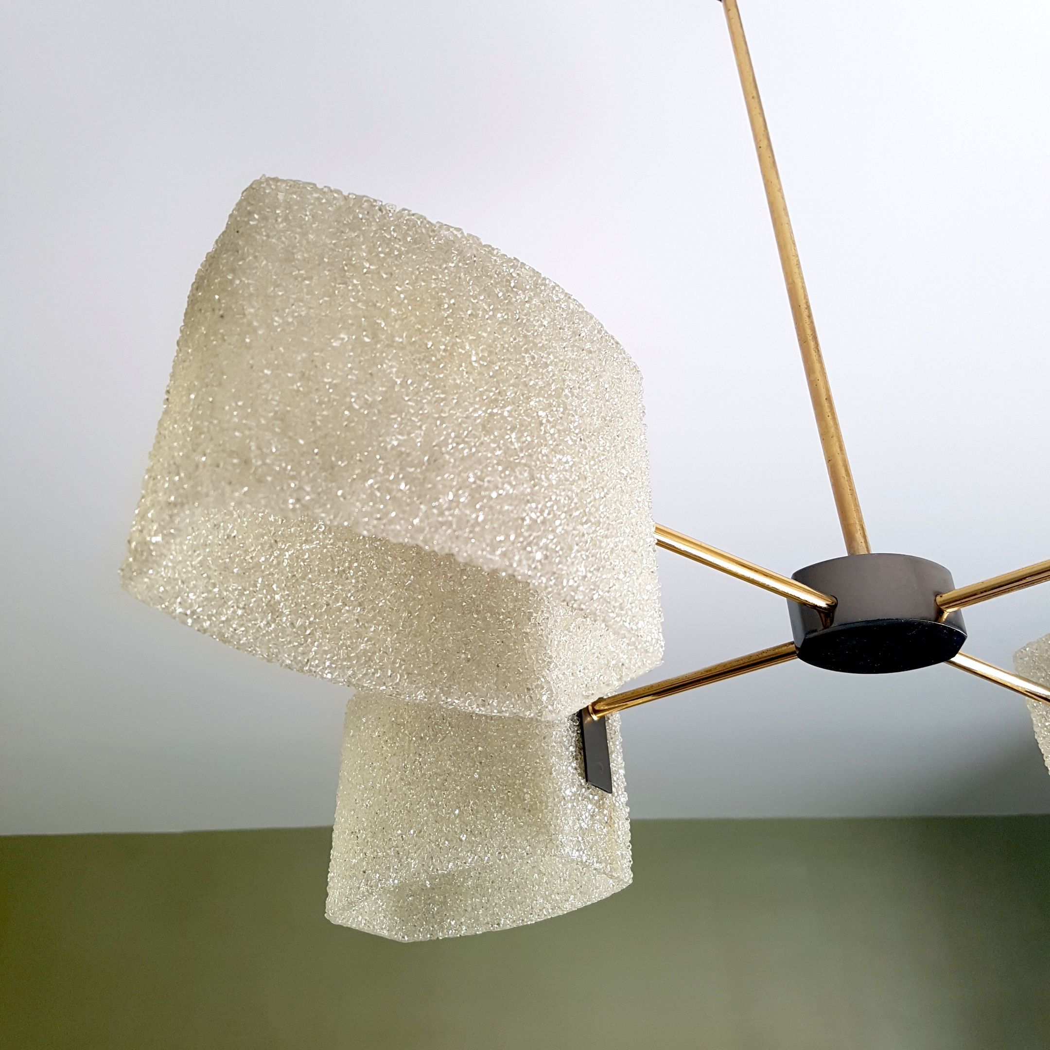 Lustre 4 feux en perspex, métal doré et chrome noir vintage