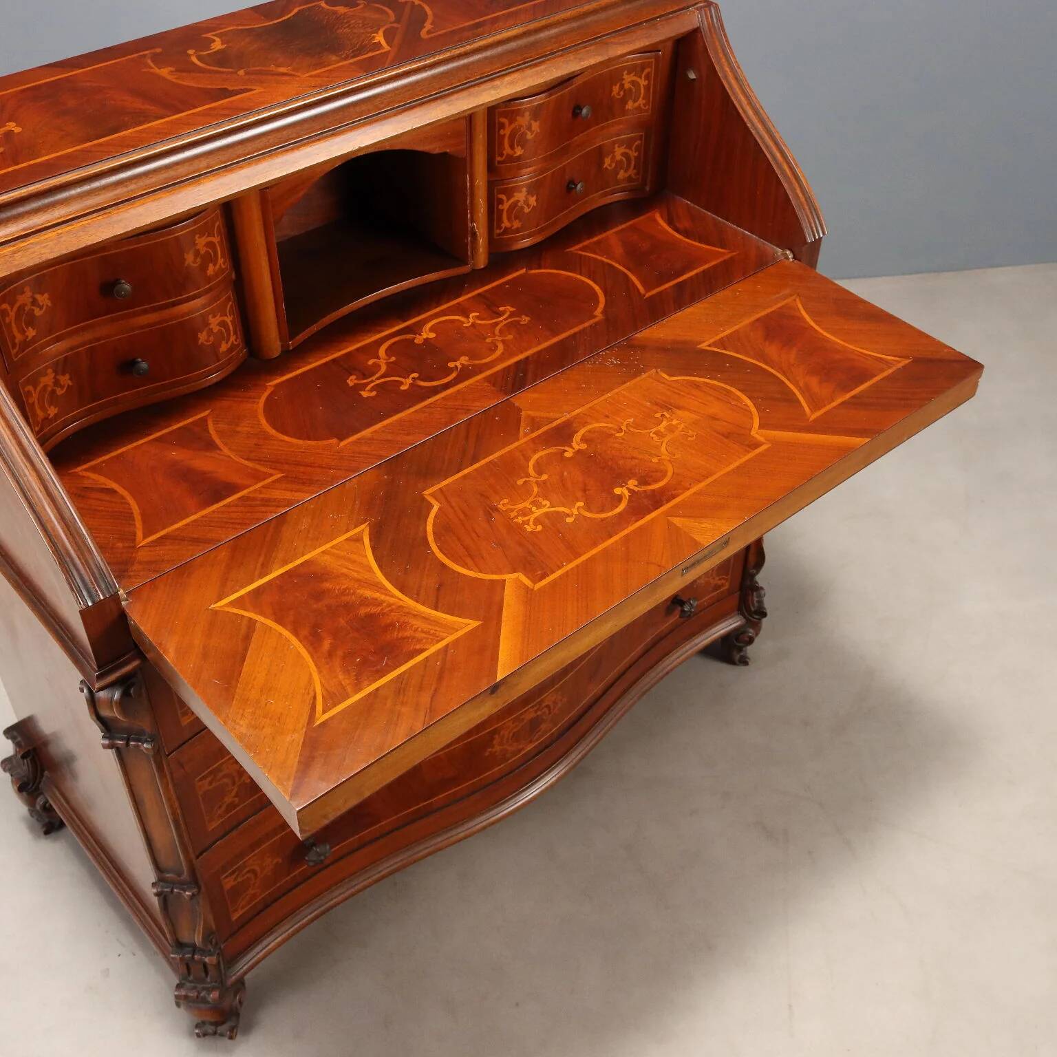 Antique drop-leaf table in walnut with maple inlays, Italy, 20th century.