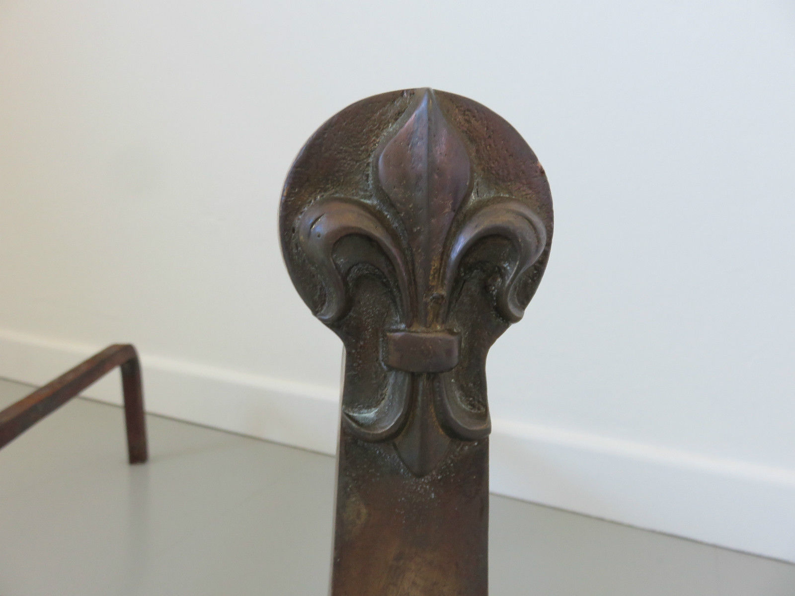 Paire de chenets modernistes en bronze massif