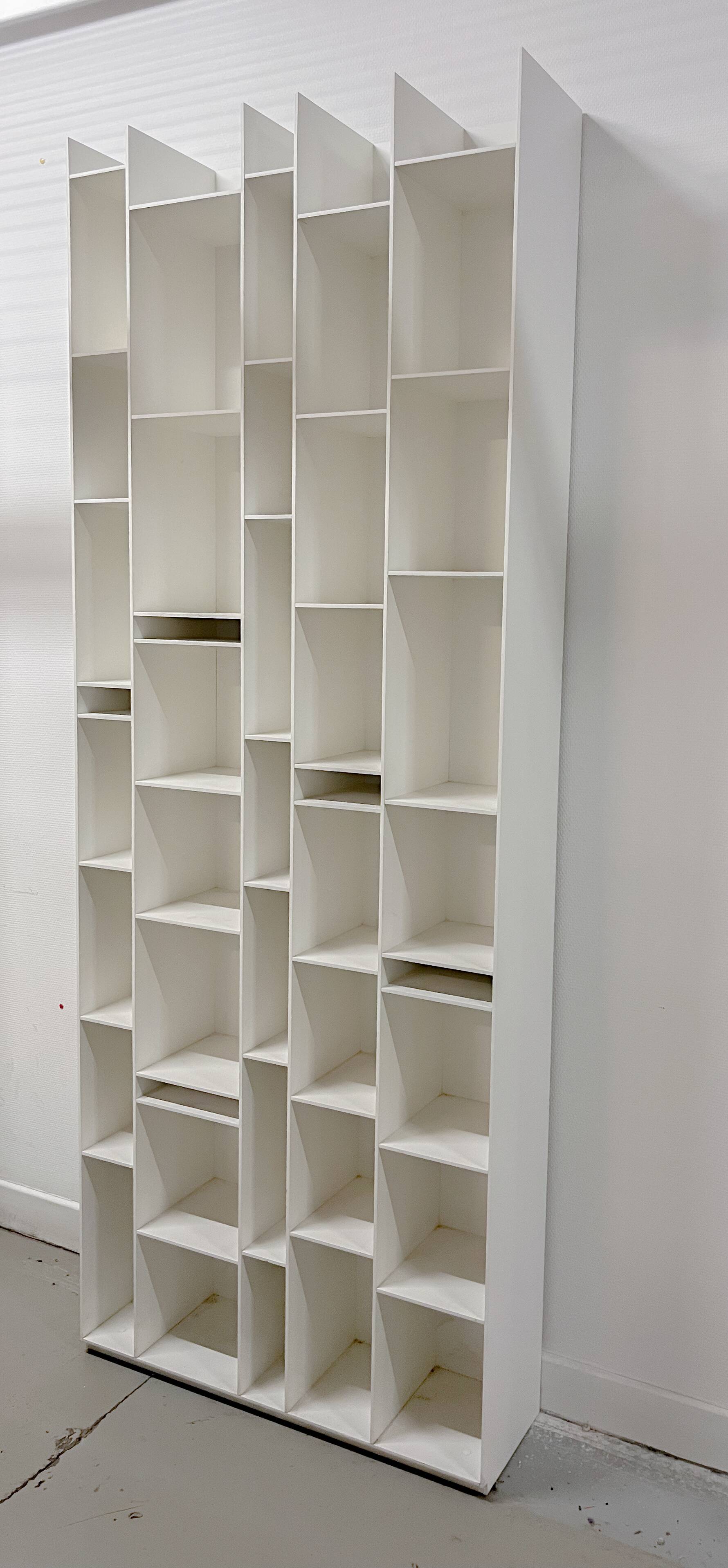 Random bookcase in white wood / W 81 x H 217 cm - MDF Italia