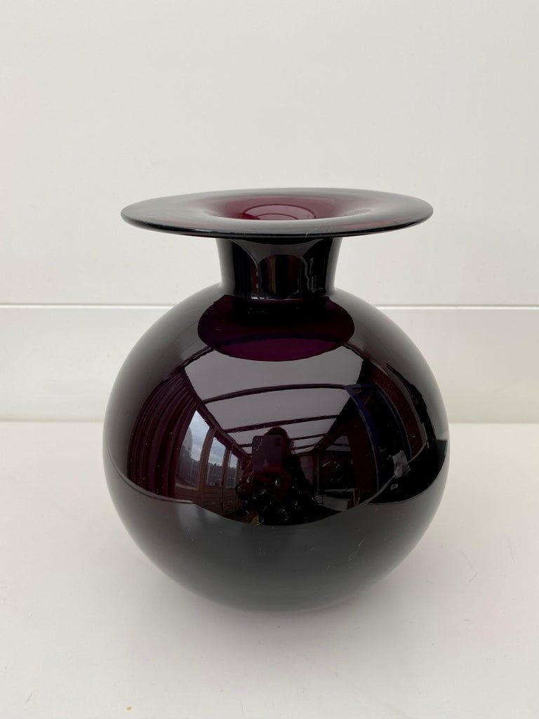 Vase en verre violet vers les années 1960