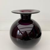 Vase en verre violet vers les années 1960