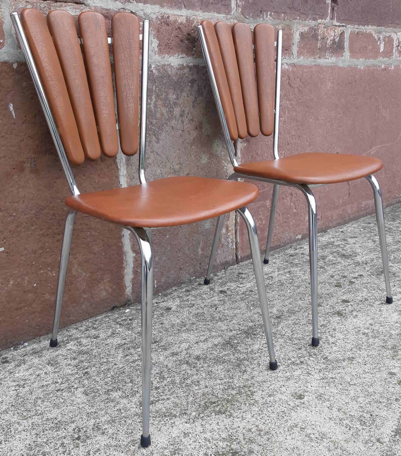 2 “Pétal” chairs from Soudévinyl