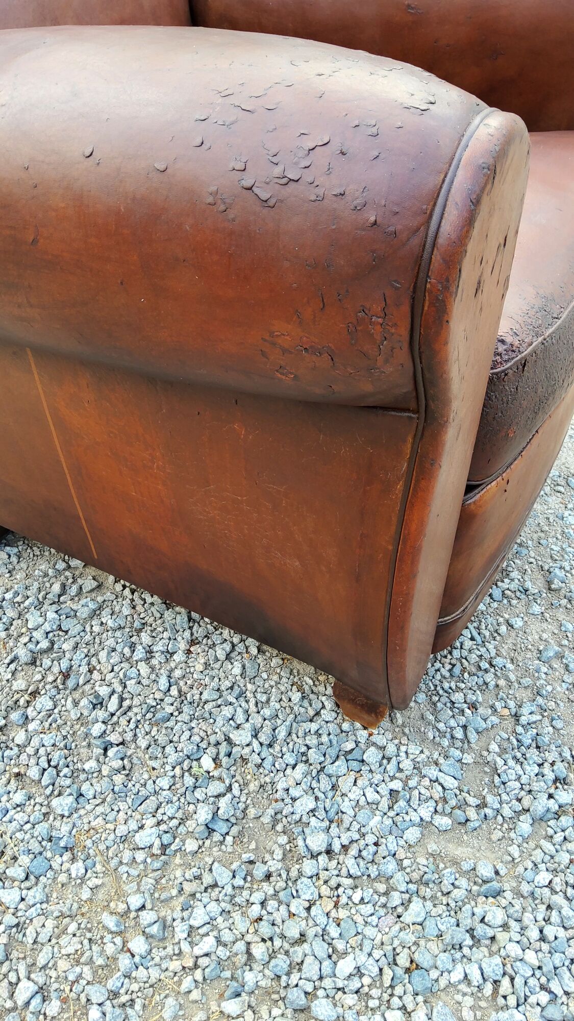 Paire de fauteuils club en cuir brun des années 30