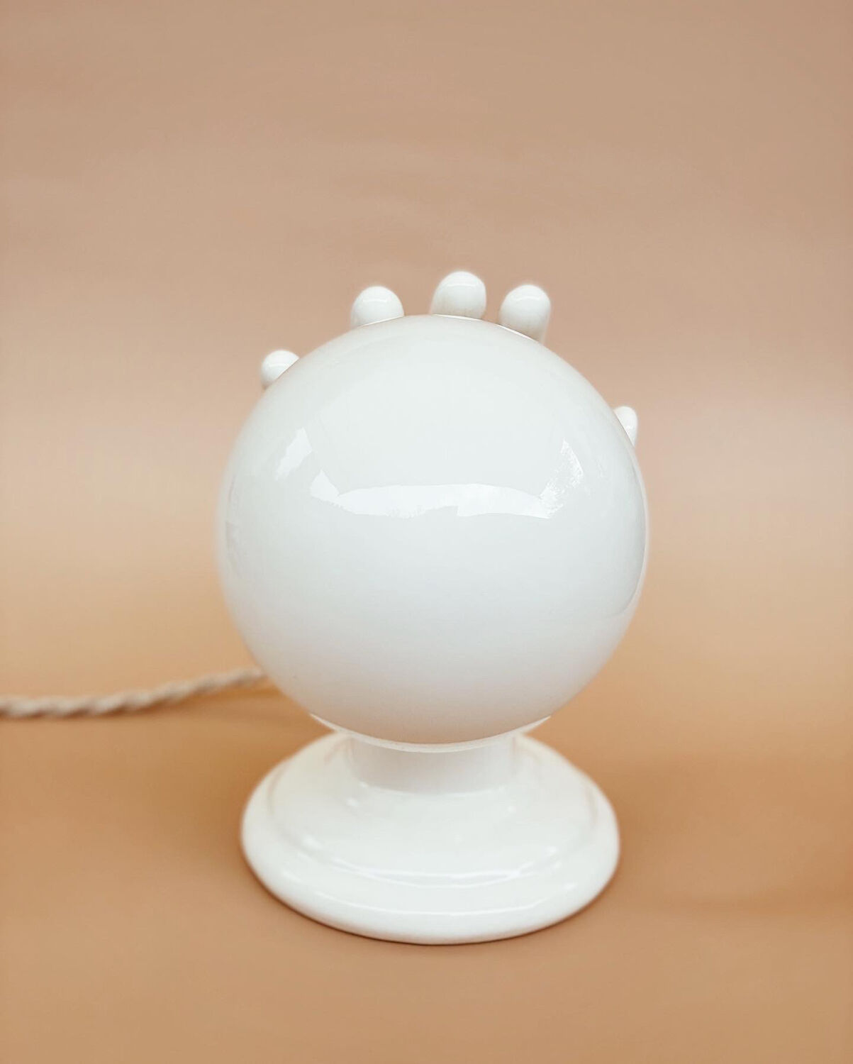 Applique murale baladeuse main en céramique globe opaline