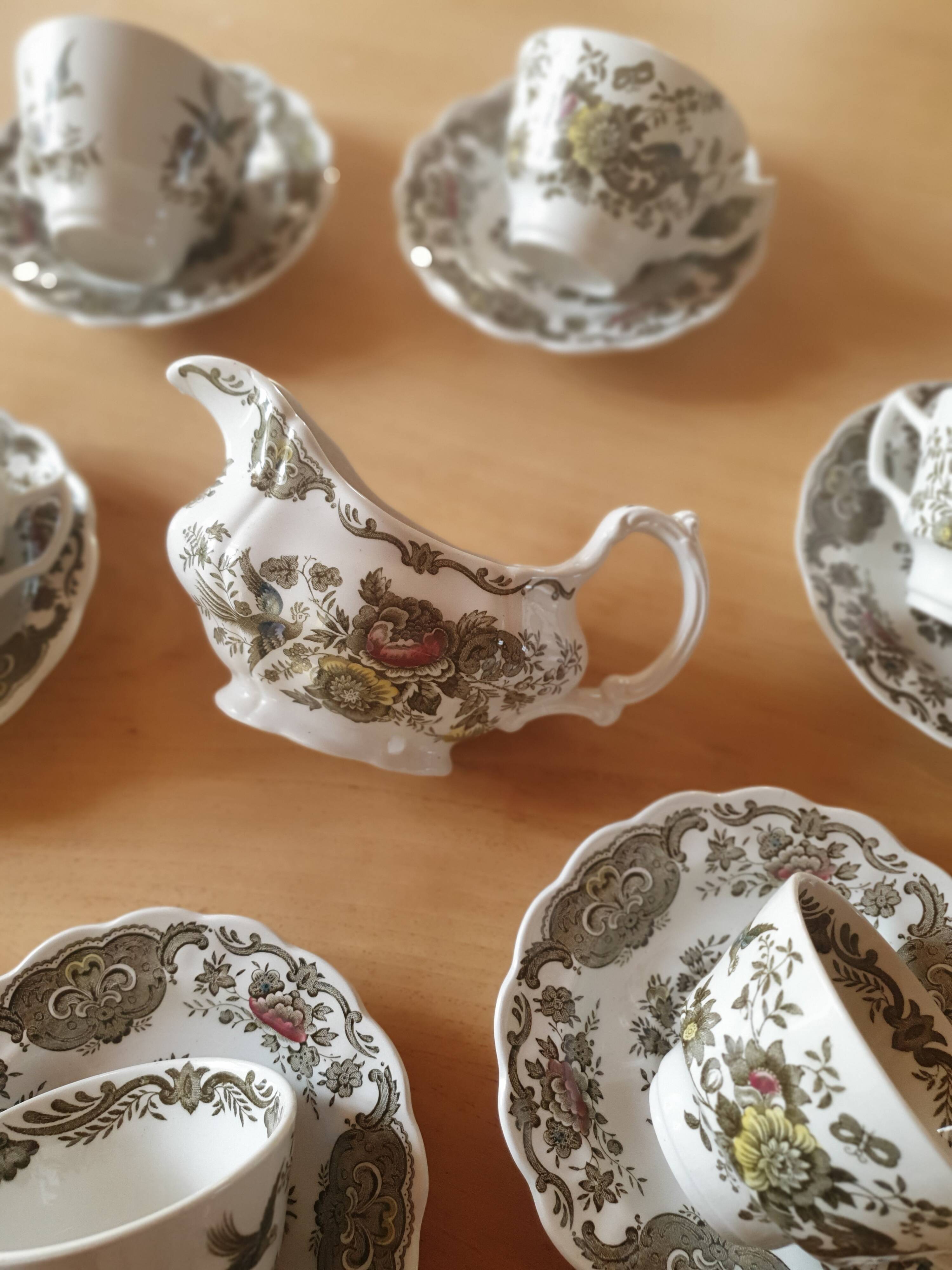6 tasses porcelaine anglaise et soucoupes