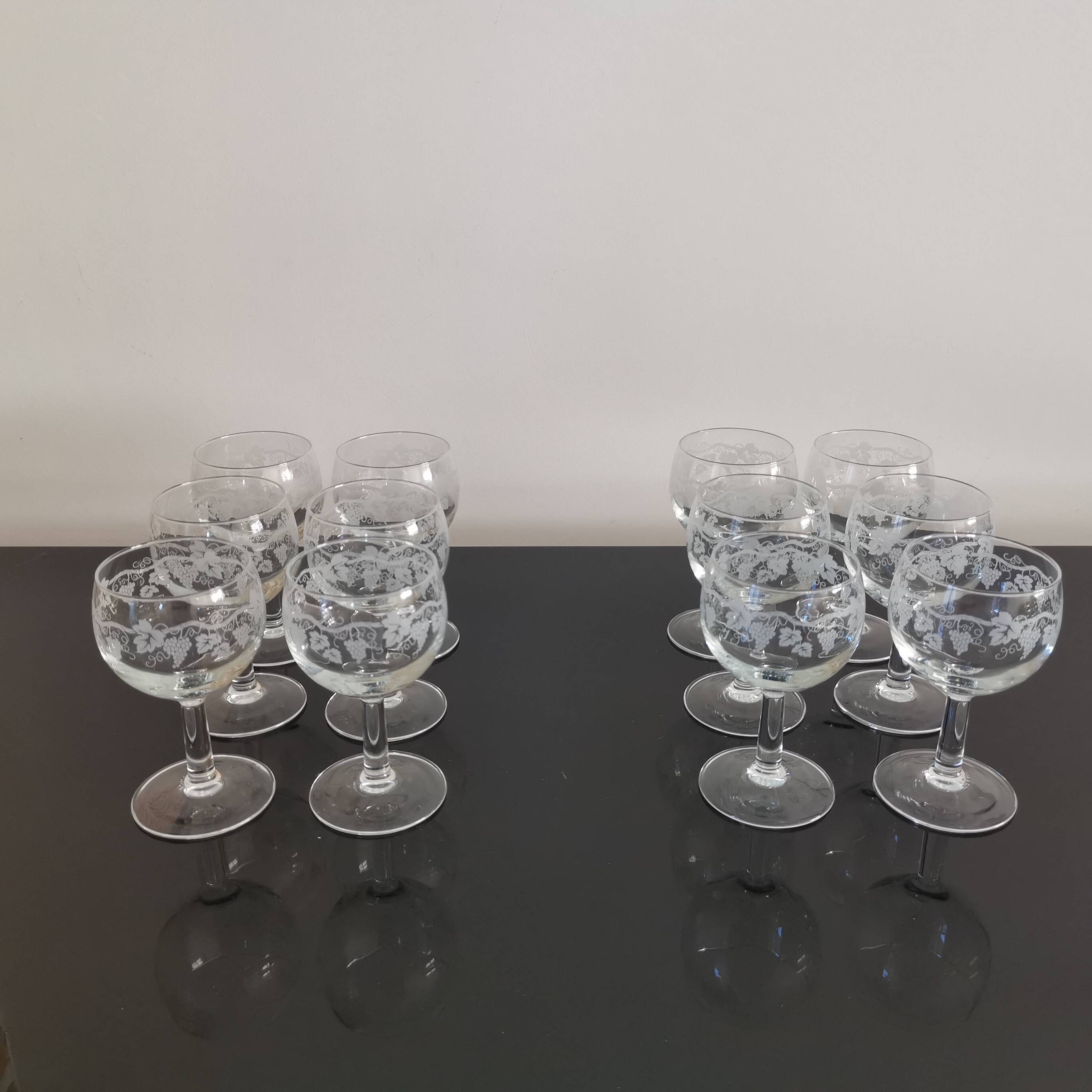 6 vintage “Henri Julien” white wine balloon glasses decorated with bunches of grapes LUMINARC