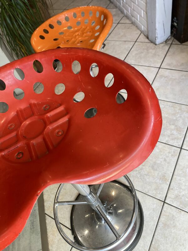 Tabouret rouge Faucheuse pivotant Etienne Fermigier mirima 70