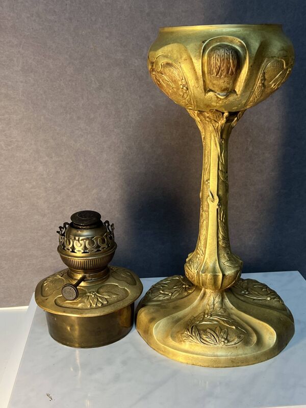 Belle et ancienne lampe à pétrole en bronze doré, attribué à Georges Leleu