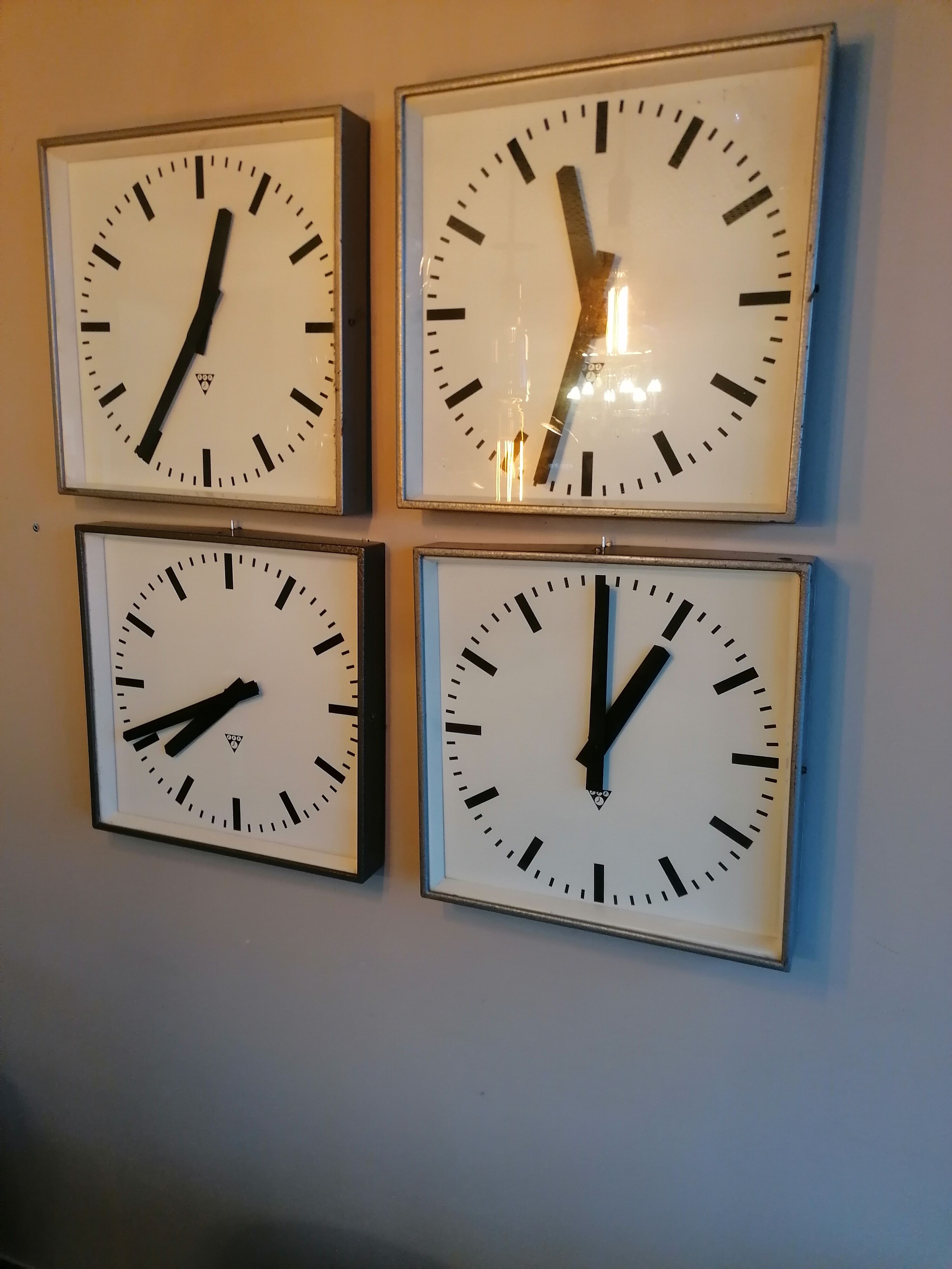 Industrial wall clock, Czechoslovakia station Pragotron 60