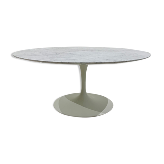 Round white marble coffee table by Eero Saarinen for Knoll