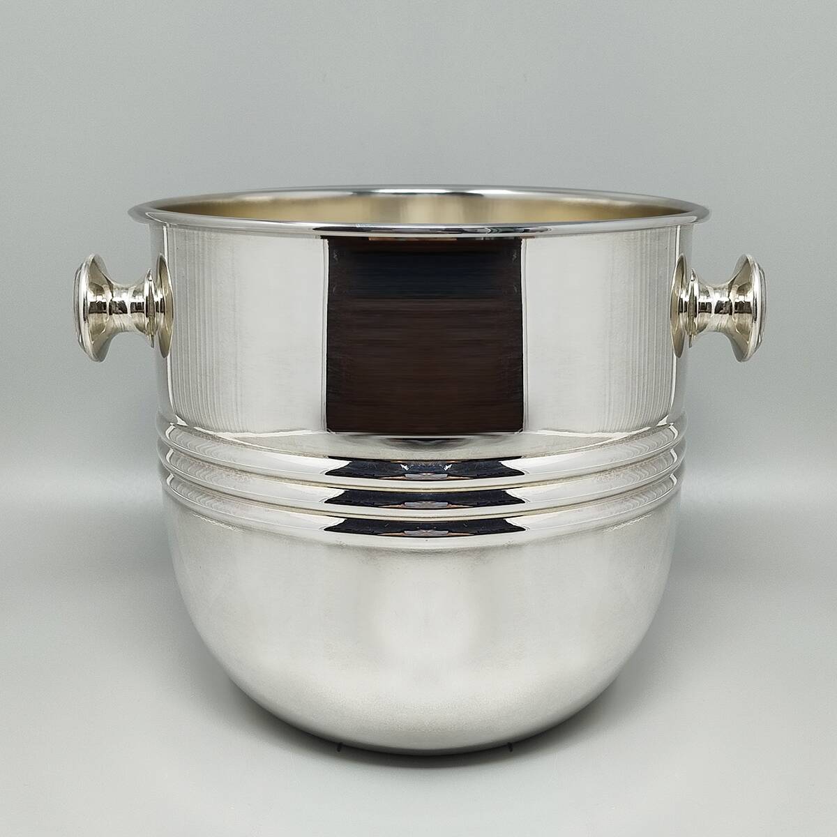 1960s Astonishing Silver Plated Ice Bucket by Sheratonn. Made in Italy.