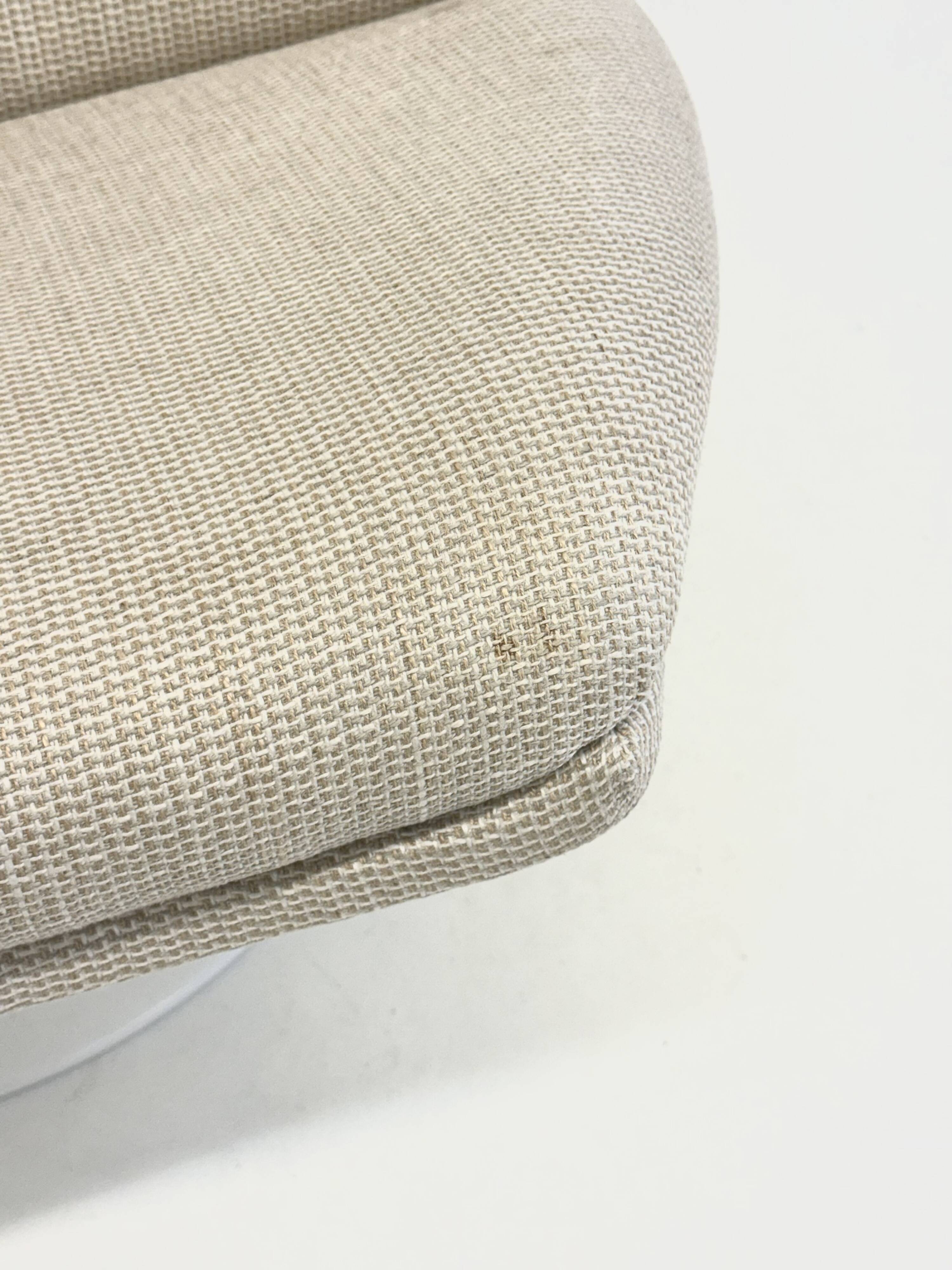 Artifort F511 armchair in cream