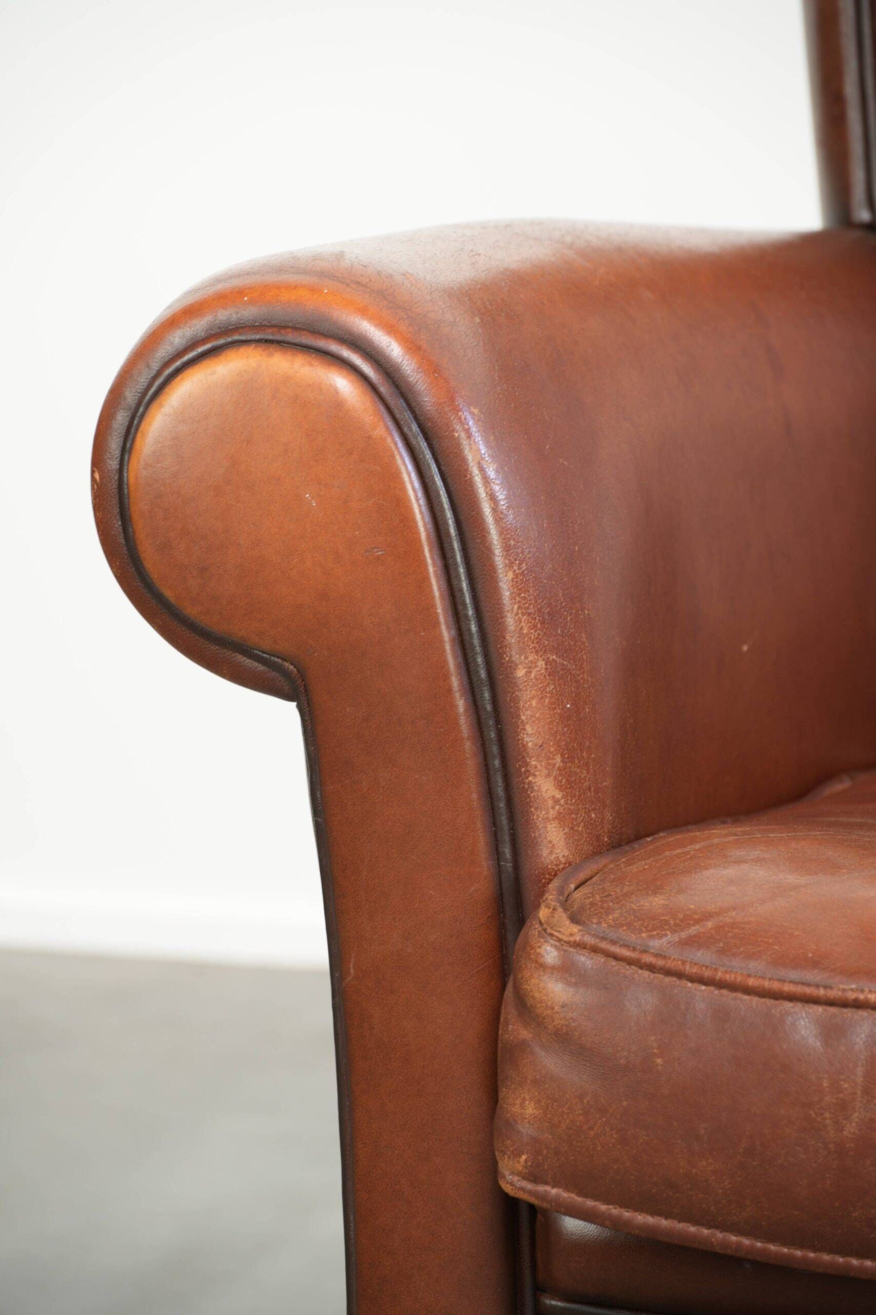 Timeless armchair made of sheepskin leather with a English look