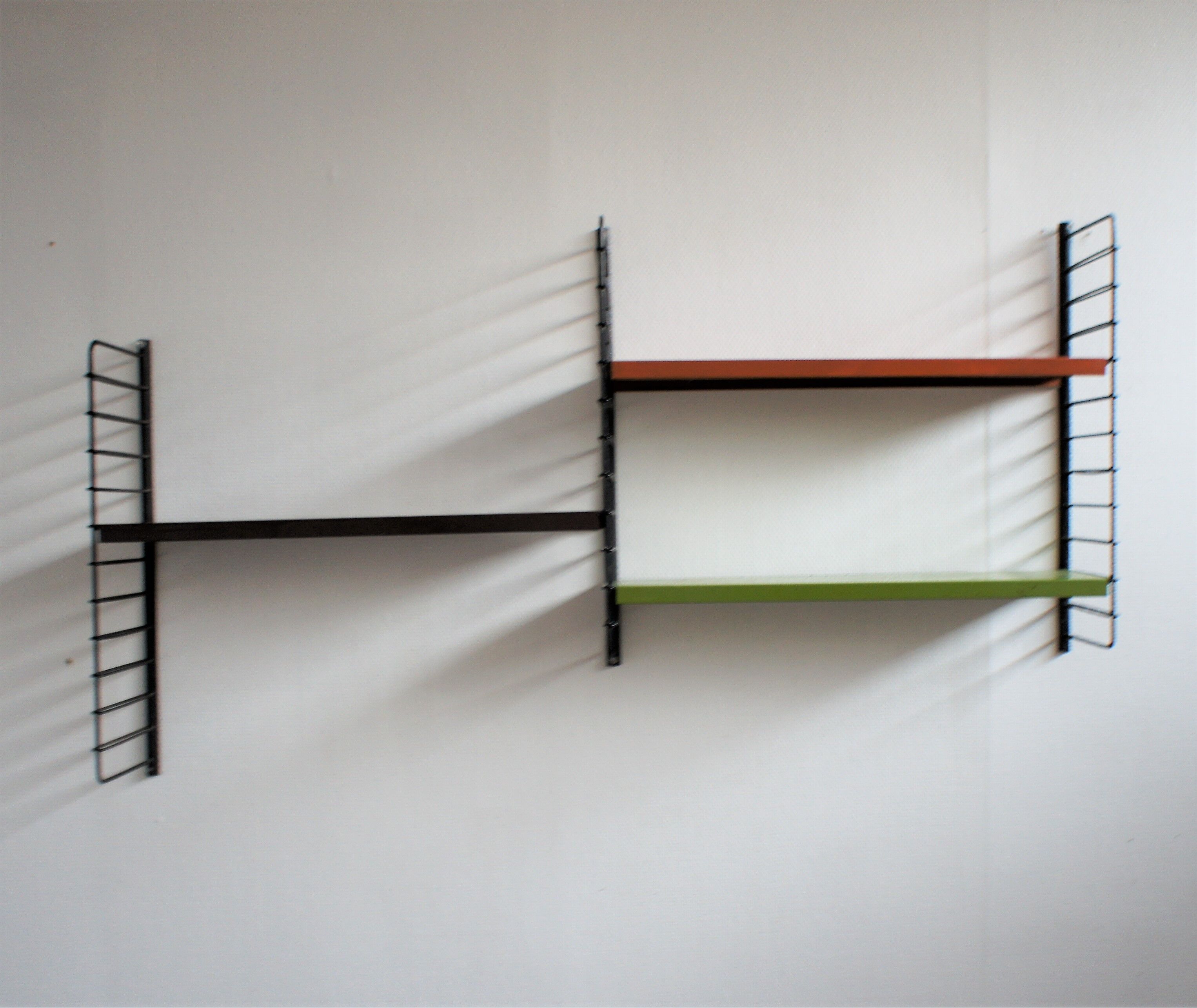Flexible wall shelf