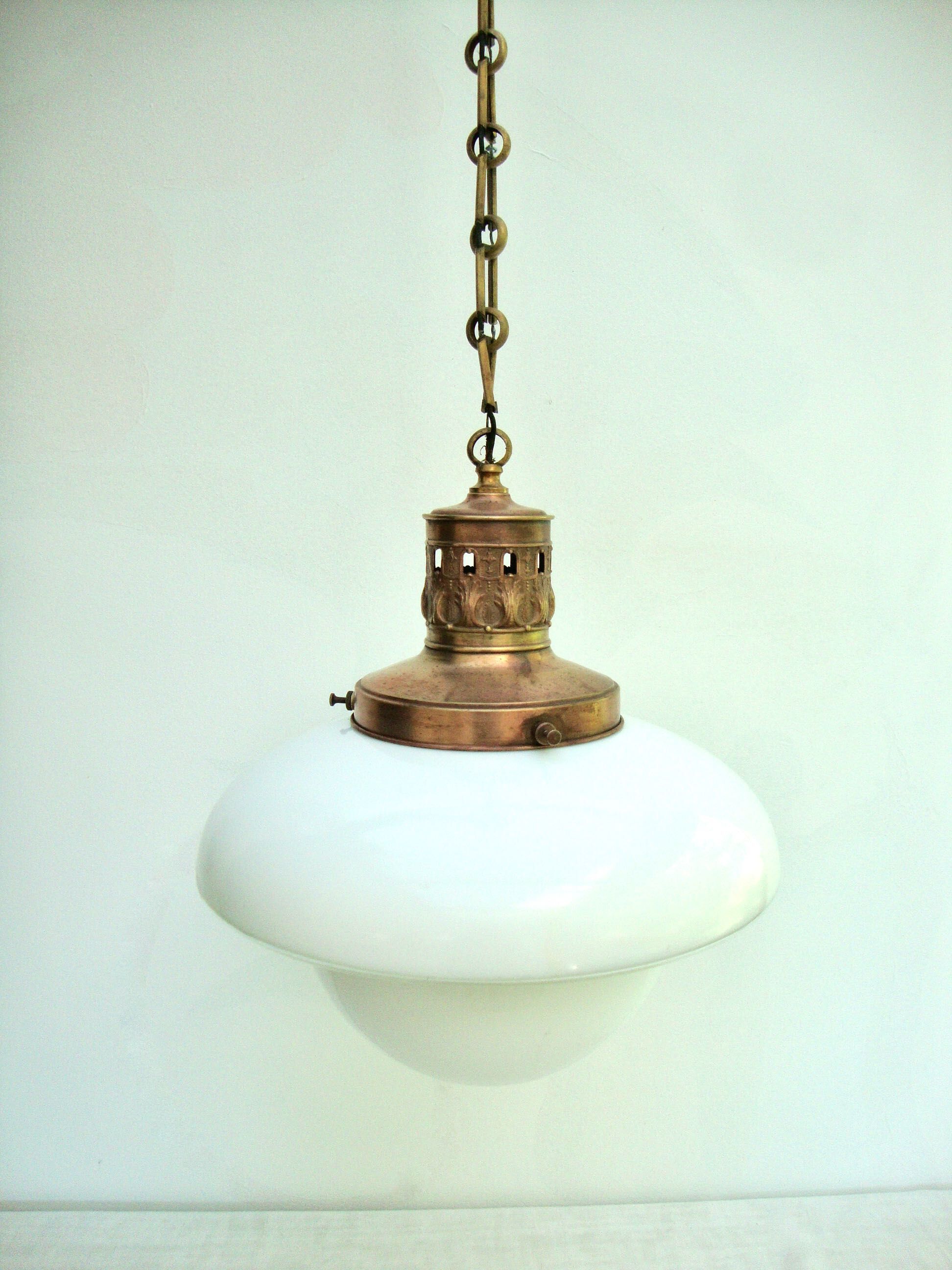 Opaline suspension at the end of the 19th century