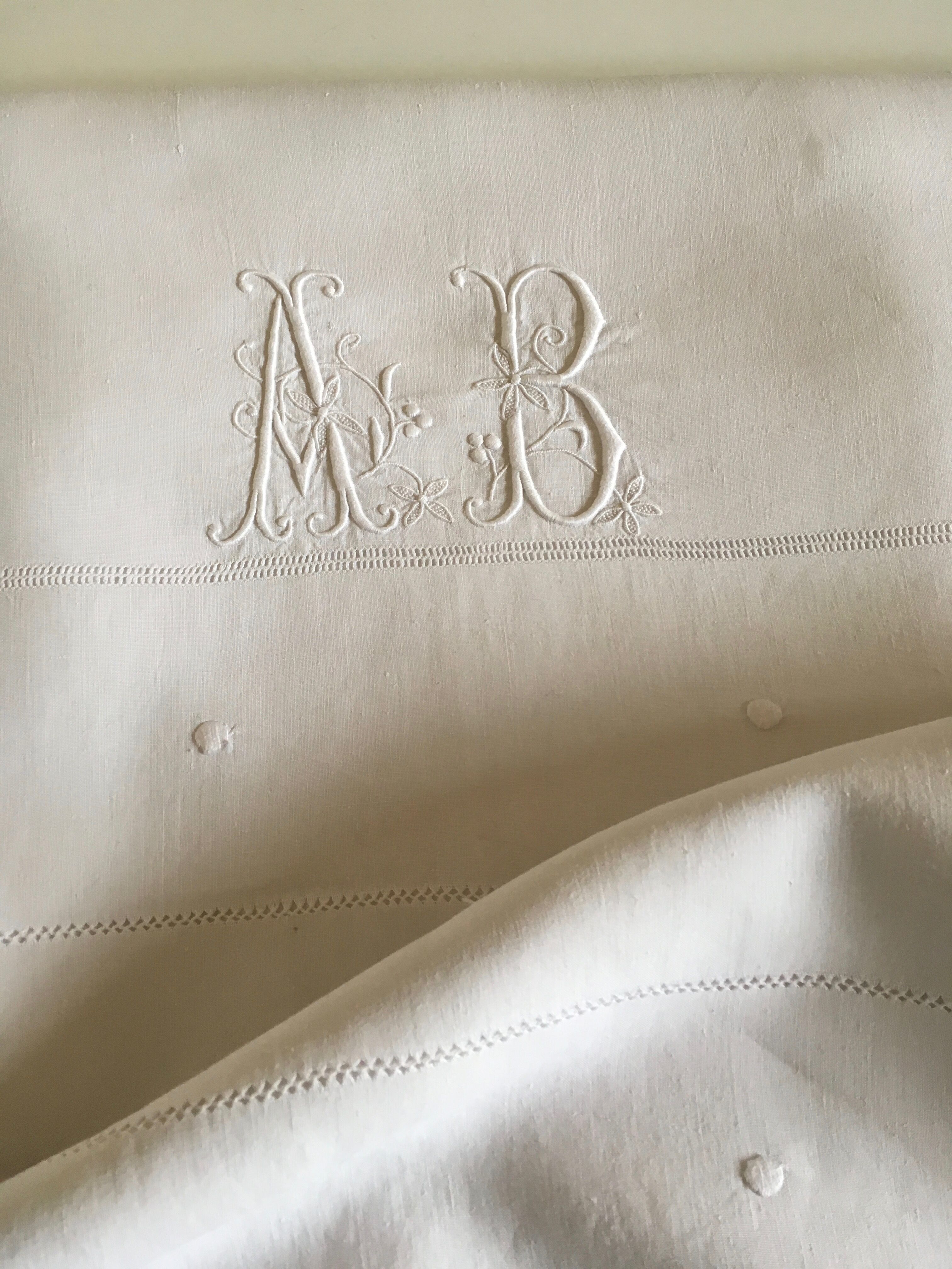 Drap en fil de lin 19e brodé de pois monogramme AB lettres anglaises