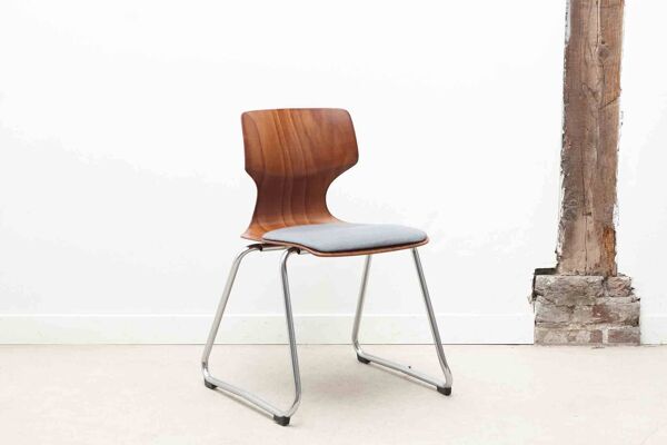 Chaise Flötotto traîneau coque cintrée chêne et chrome