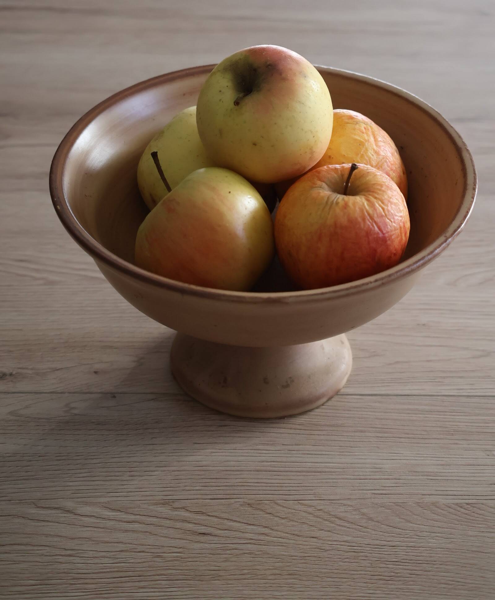 Compotier or fruit bowl on round terracotta base