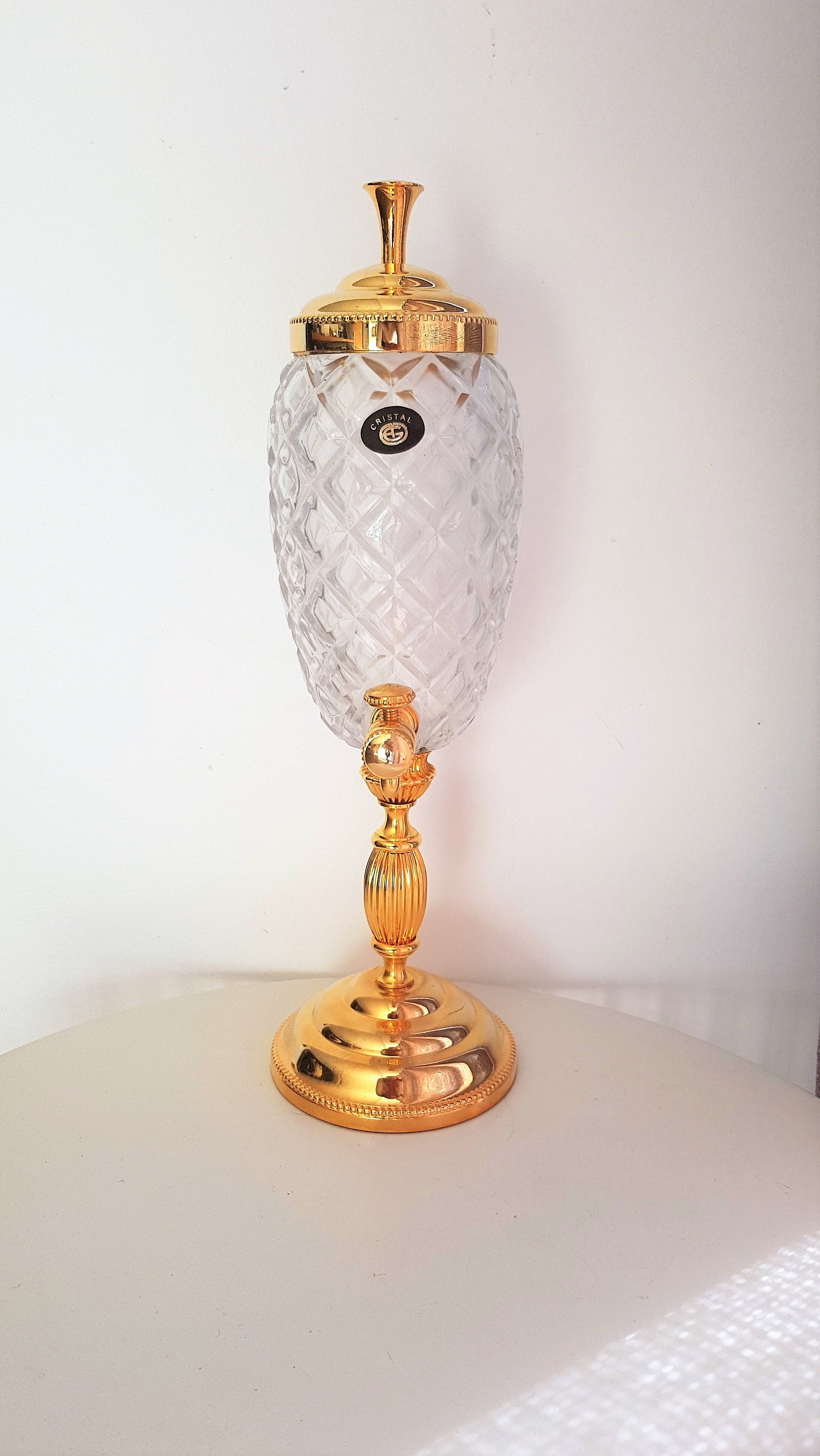 Jug fountain in crystal and gold metal