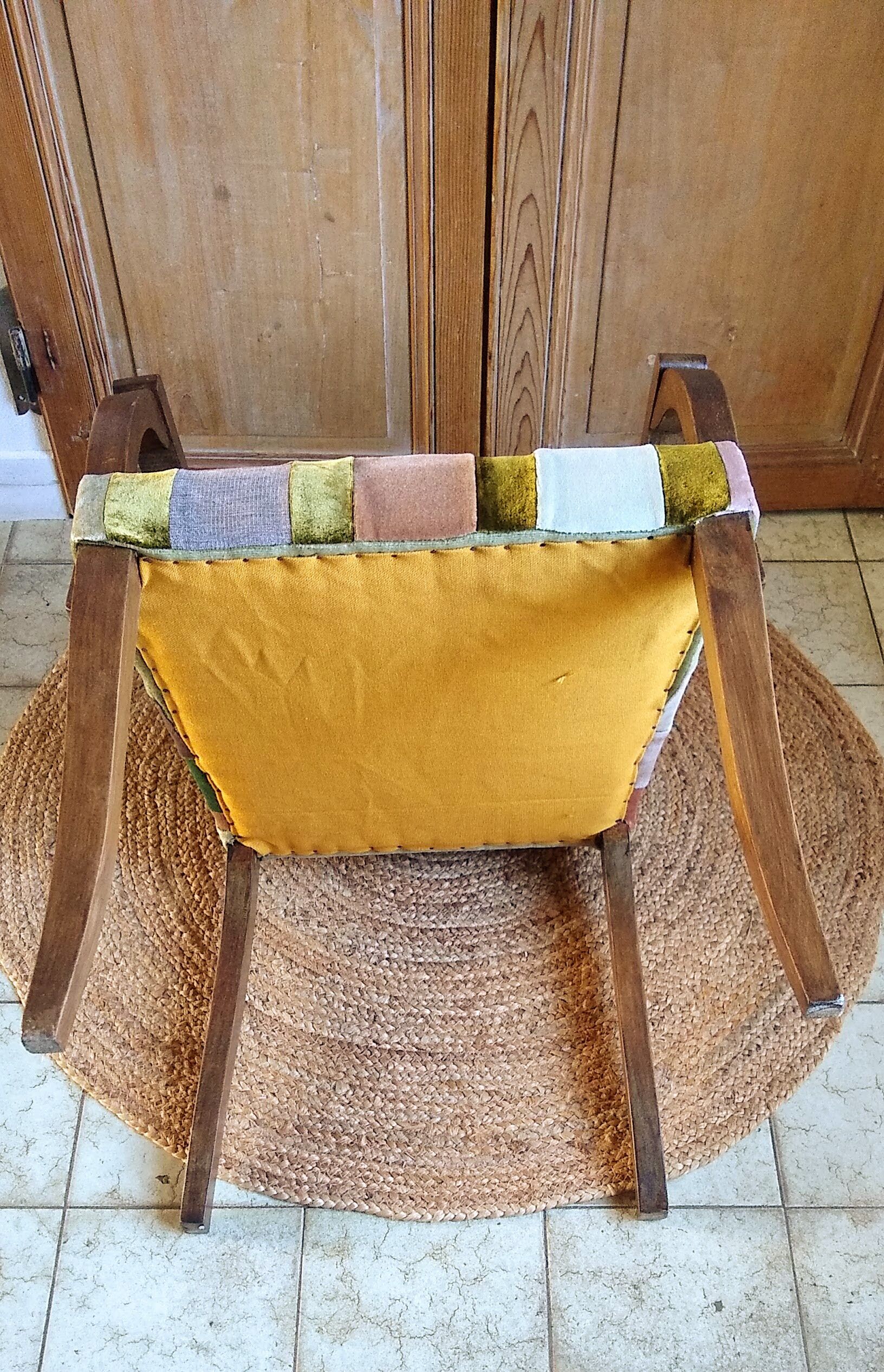 Fauteuil bridge des années 50 en patchwork de velours polychrome
