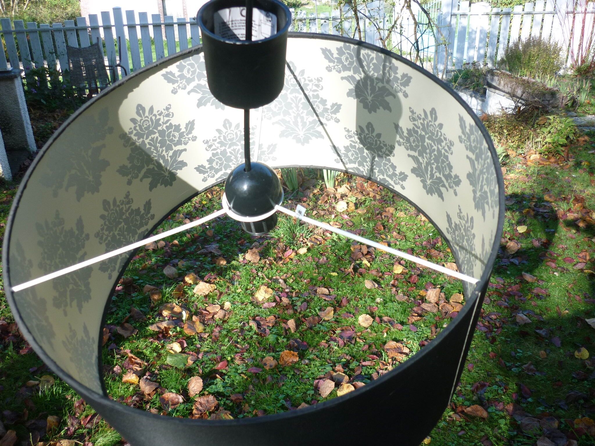 Black cylindrical blind suspension with silver moist print